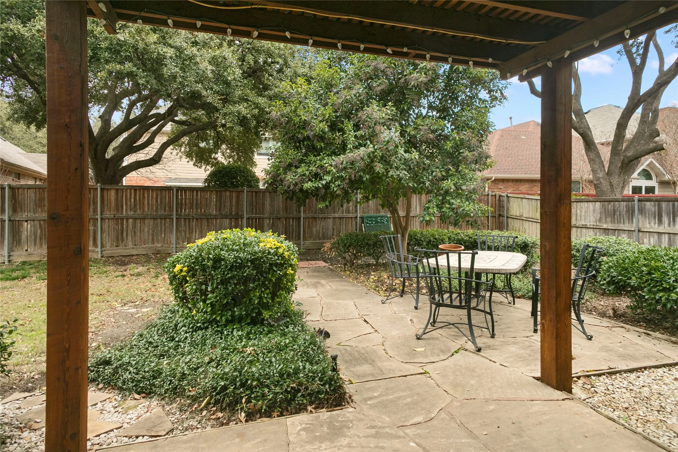 Single Family Residence For Rent in Dallas County , 3777 Meadowcreek Circle, Addison, Texas 75001, 3 Bedroom, 3 Bathroom, 2 Garage spaces, 1,949 Sqft, built in 1993, mls#21360809, Real Estate Agent in Addison, Homes For Rent in Dallas county, Homes For Rent in Addison, Realtor in Addison Texas, Real Estate Brokerage Independent Realty Texas, Luminita Cordes Realtor