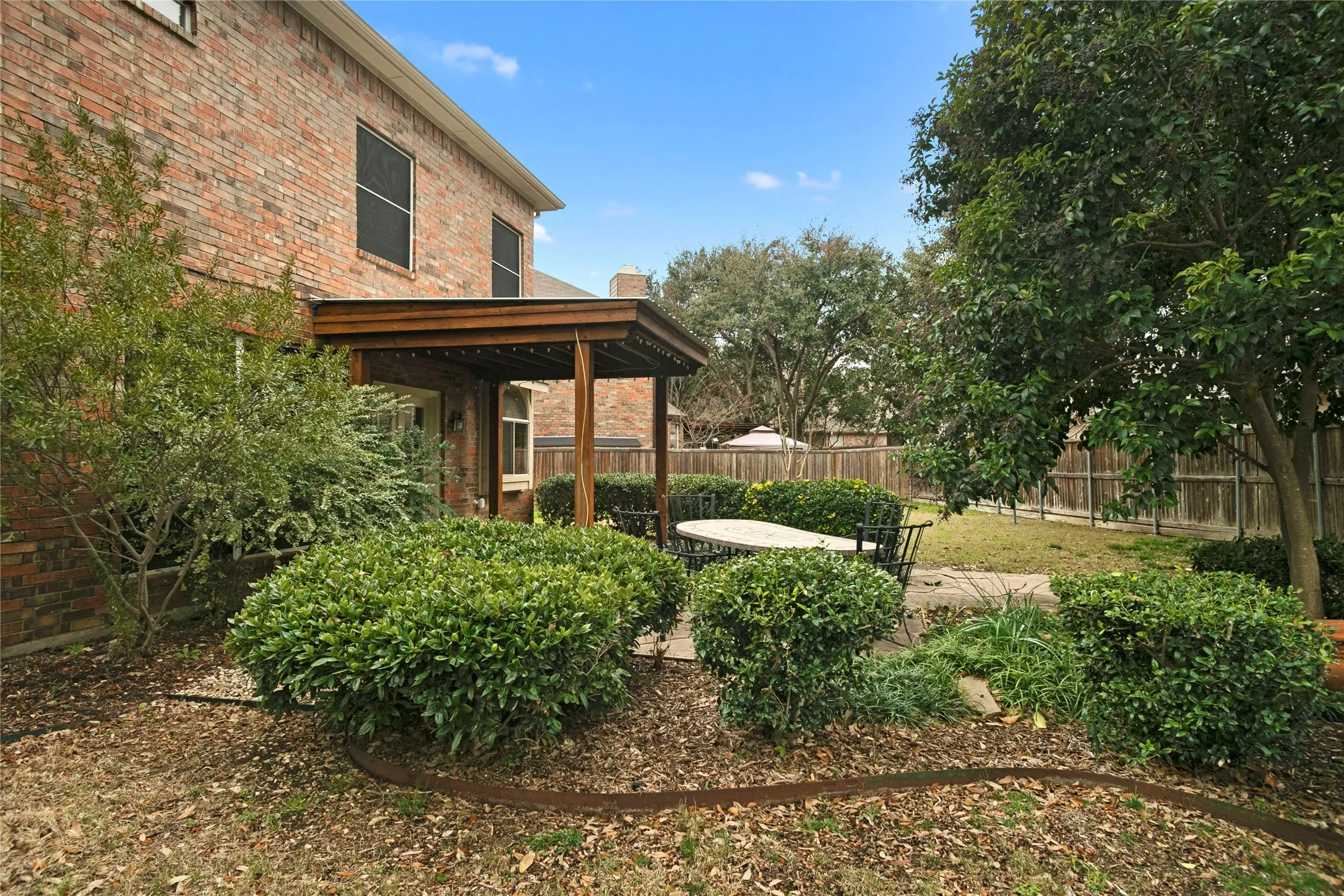 Single Family Residence For Rent in Dallas County , 3777 Meadowcreek Circle, Addison, Texas 75001, 3 Bedroom, 3 Bathroom, 2 Garage spaces, 1,949 Sqft, built in 1993, mls#21360809, Real Estate Agent in Addison, Homes For Rent in Dallas county, Homes For Rent in Addison, Realtor in Addison Texas, Real Estate Brokerage Independent Realty Texas, Luminita Cordes Realtor