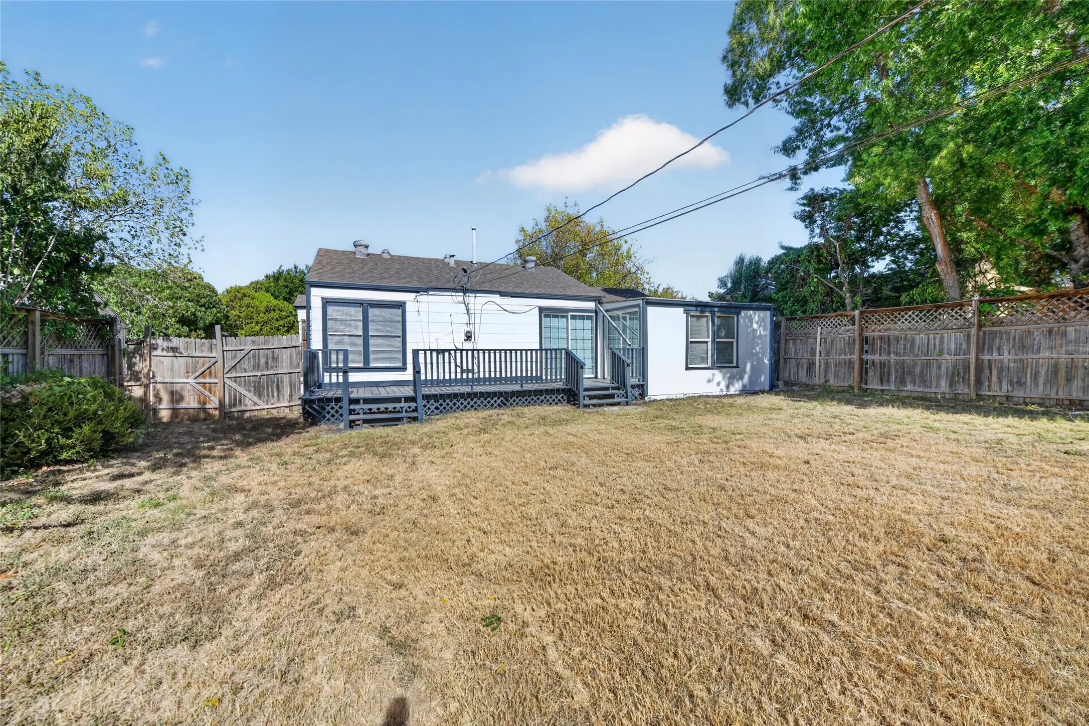 Single Family Residence For Sale in Tarrant County , 4917 Roanoke Street, Fort Worth, Texas 76116, 3 Bedroom, 1 Bathroom, 1 Garage spaces, 1,093 Sqft, built in 1949, mls#21337559, Real Estate Agent in Fort Worth, Homes For Sale in Tarrant county, Homes For Sale in Fort Worth, Realtor in Fort Worth Texas, Real Estate Brokerage Independent Realty Texas, Luminita Cordes Realtor
