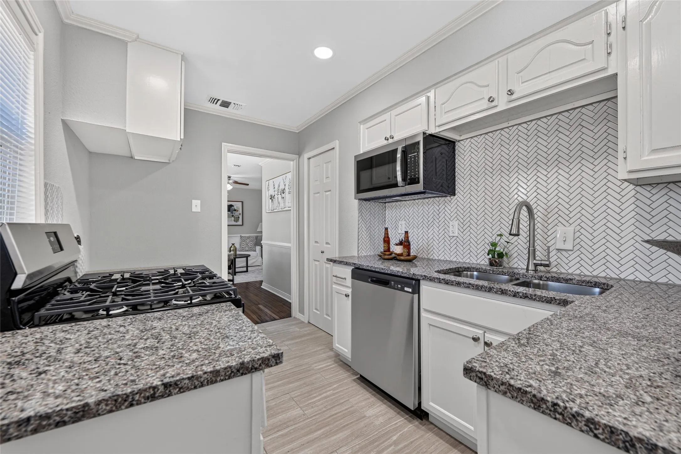 Single Family Residence For Sale in Tarrant County , 4917 Roanoke Street, Fort Worth, Texas 76116, 3 Bedroom, 1 Bathroom, 1 Garage spaces, 1,093 Sqft, built in 1949, mls#21337559, Real Estate Agent in Fort Worth, Homes For Sale in Tarrant county, Homes For Sale in Fort Worth, Realtor in Fort Worth Texas, Real Estate Brokerage Independent Realty Texas, Luminita Cordes Realtor