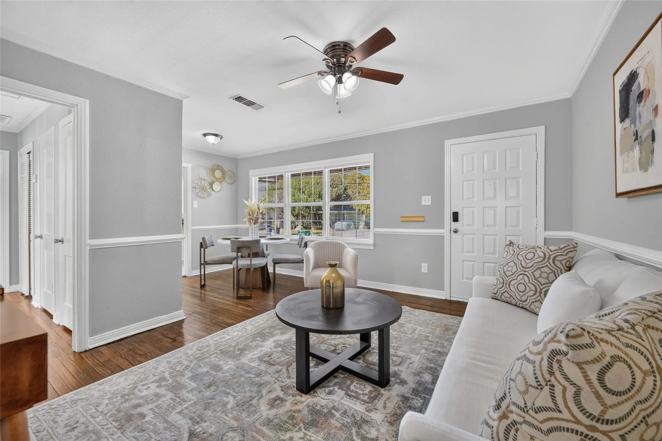 Single Family Residence For Sale in Tarrant County , 4917 Roanoke Street, Fort Worth, Texas 76116, 3 Bedroom, 1 Bathroom, 1 Garage spaces, 1,093 Sqft, built in 1949, mls#21337559, Real Estate Agent in Fort Worth, Homes For Sale in Tarrant county, Homes For Sale in Fort Worth, Realtor in Fort Worth Texas, Real Estate Brokerage Independent Realty Texas, Luminita Cordes Realtor