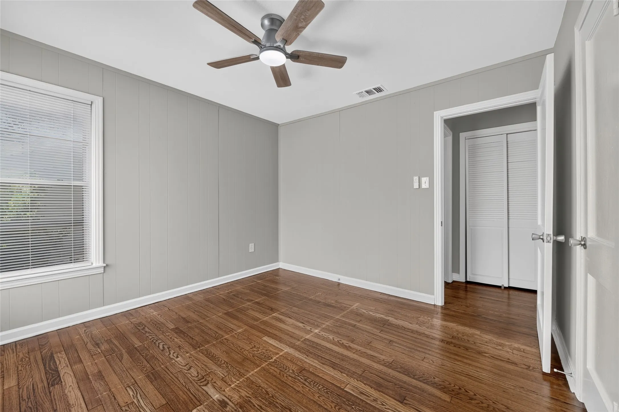 Single Family Residence For Sale in Tarrant County , 4917 Roanoke Street, Fort Worth, Texas 76116, 3 Bedroom, 1 Bathroom, 1 Garage spaces, 1,093 Sqft, built in 1949, mls#21337559, Real Estate Agent in Fort Worth, Homes For Sale in Tarrant county, Homes For Sale in Fort Worth, Realtor in Fort Worth Texas, Real Estate Brokerage Independent Realty Texas, Luminita Cordes Realtor