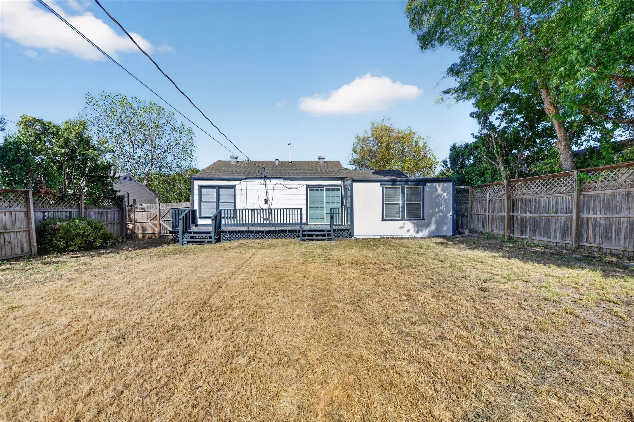 Single Family Residence For Sale in Tarrant County , 4917 Roanoke Street, Fort Worth, Texas 76116, 3 Bedroom, 1 Bathroom, 1 Garage spaces, 1,093 Sqft, built in 1949, mls#21337559, Real Estate Agent in Fort Worth, Homes For Sale in Tarrant county, Homes For Sale in Fort Worth, Realtor in Fort Worth Texas, Real Estate Brokerage Independent Realty Texas, Luminita Cordes Realtor