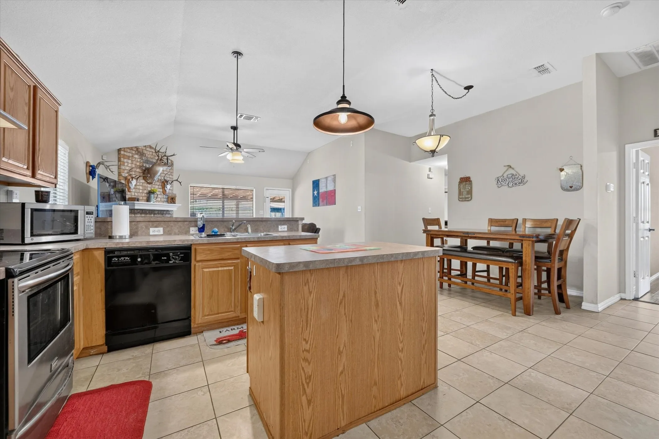 Single Family Residence For Sale in Tarrant County , 1144 Park Glen, Crowley, Texas 76036, 4 Bedroom, 2 Bathroom, 2 Garage spaces, 1,920 Sqft, built in 2003, mls#21360652, Real Estate Agent in Crowley, Homes For Sale in Tarrant county, Homes For Sale in Crowley, Realtor in Crowley Texas, Real Estate Brokerage Independent Realty Texas, Luminita Cordes Realtor