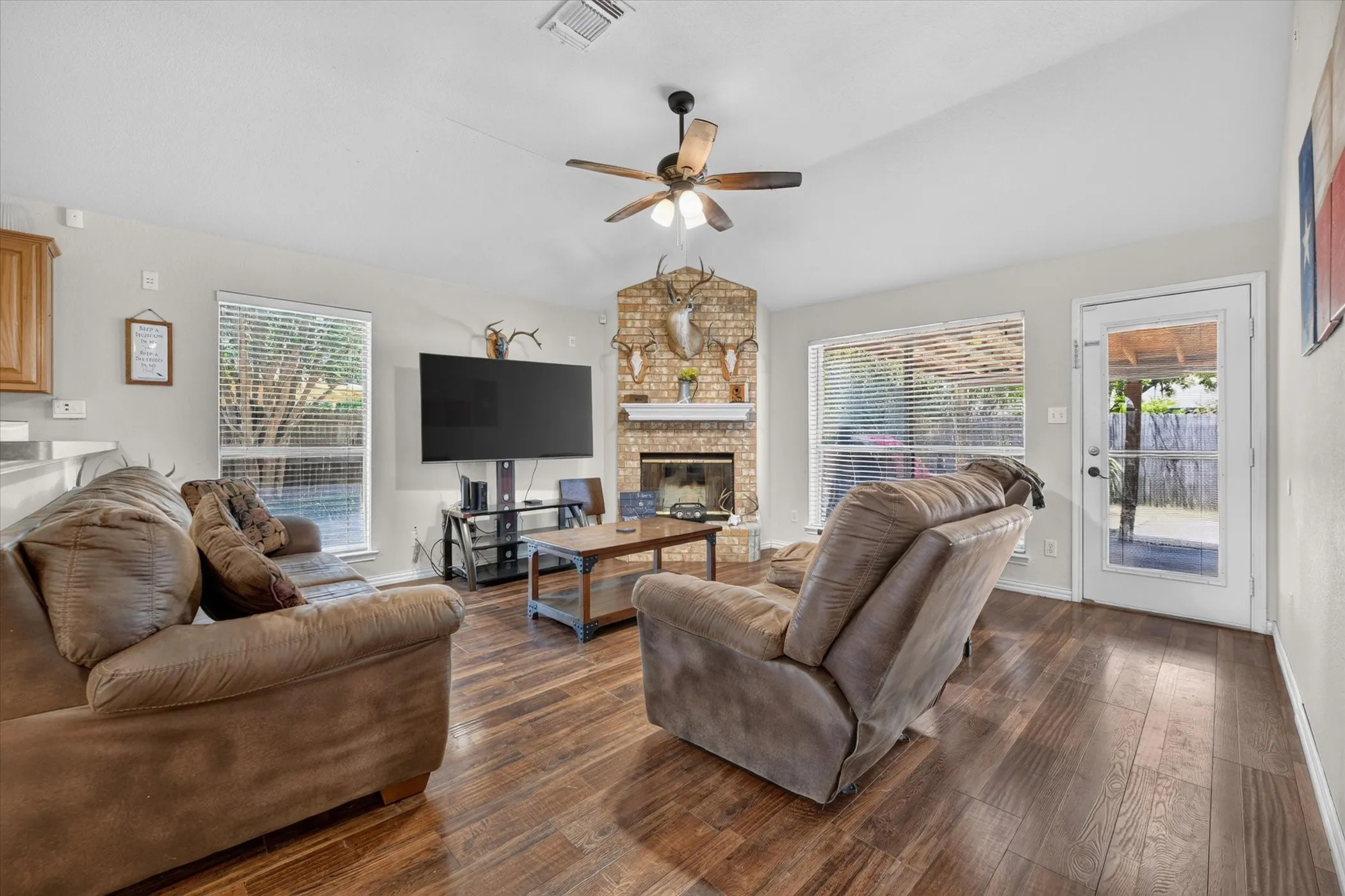 Single Family Residence For Sale in Tarrant County , 1144 Park Glen, Crowley, Texas 76036, 4 Bedroom, 2 Bathroom, 2 Garage spaces, 1,920 Sqft, built in 2003, mls#21360652, Real Estate Agent in Crowley, Homes For Sale in Tarrant county, Homes For Sale in Crowley, Realtor in Crowley Texas, Real Estate Brokerage Independent Realty Texas, Luminita Cordes Realtor