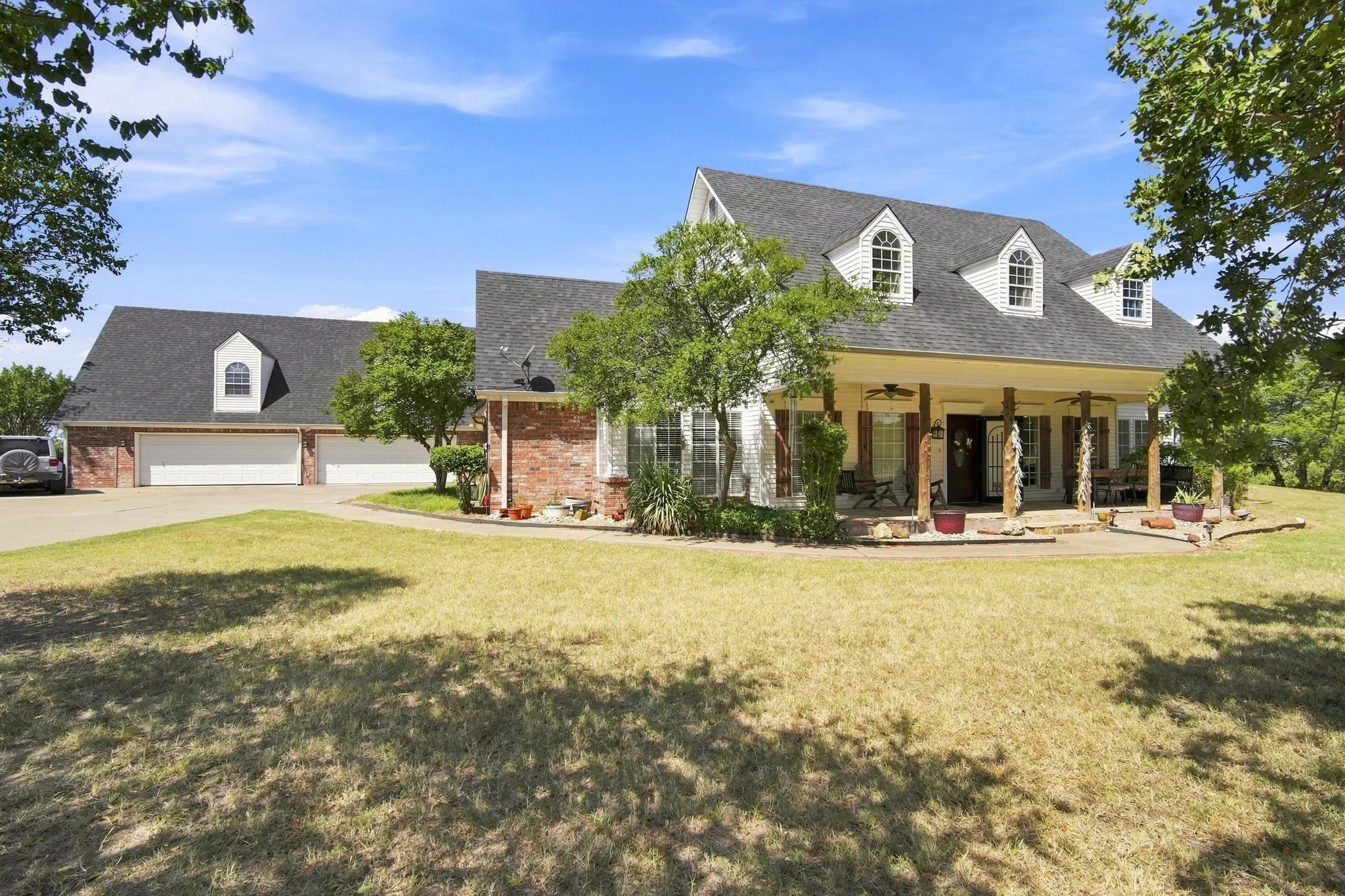 Showing 4-car garage (with upstairs apartment)
