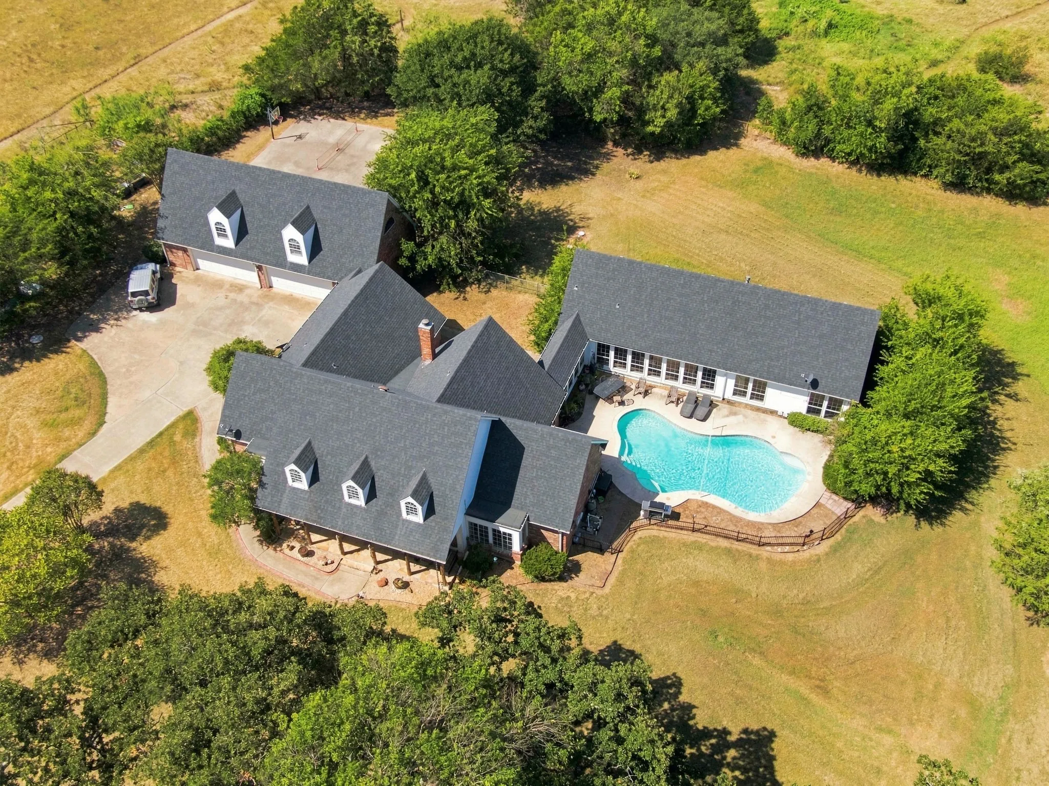 Single Family Residence For Sale in Kaufman County , 9732 Timber Trail, Scurry, Texas 75158, 5 Bedroom, 6 Bathroom, 4 Garage spaces, 5,343 Sqft, built in 1992, mls#21354804, Real Estate Agent in Scurry, Homes For Sale in Kaufman county, Homes For Sale in Scurry, Realtor in Scurry Texas, Real Estate Brokerage Independent Realty Texas, Luminita Cordes Realtor