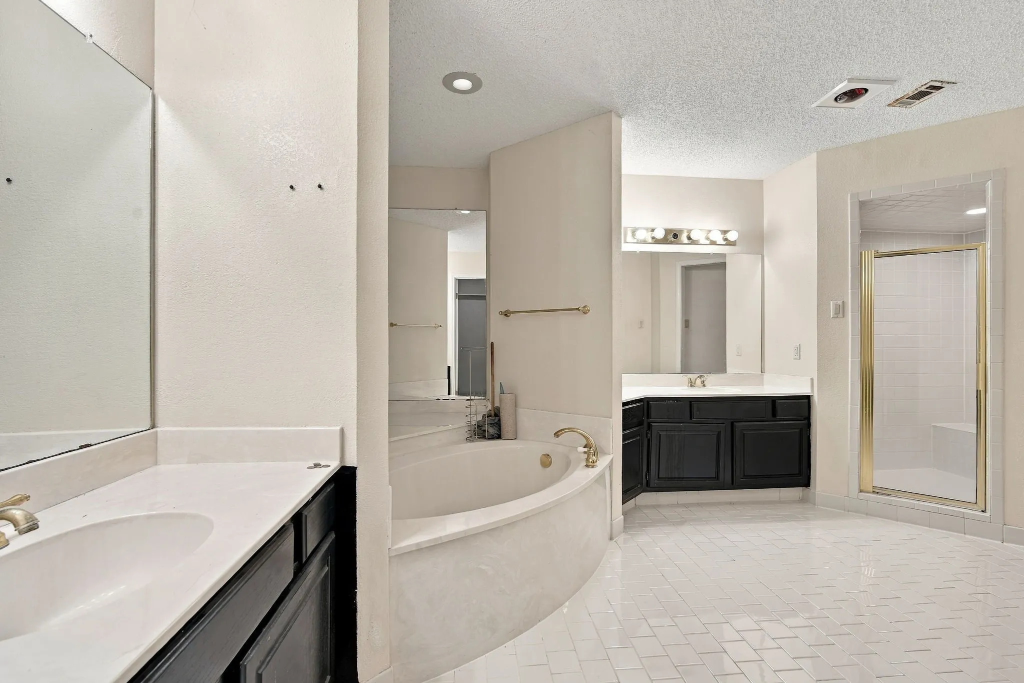 Second primary en-suite bath

