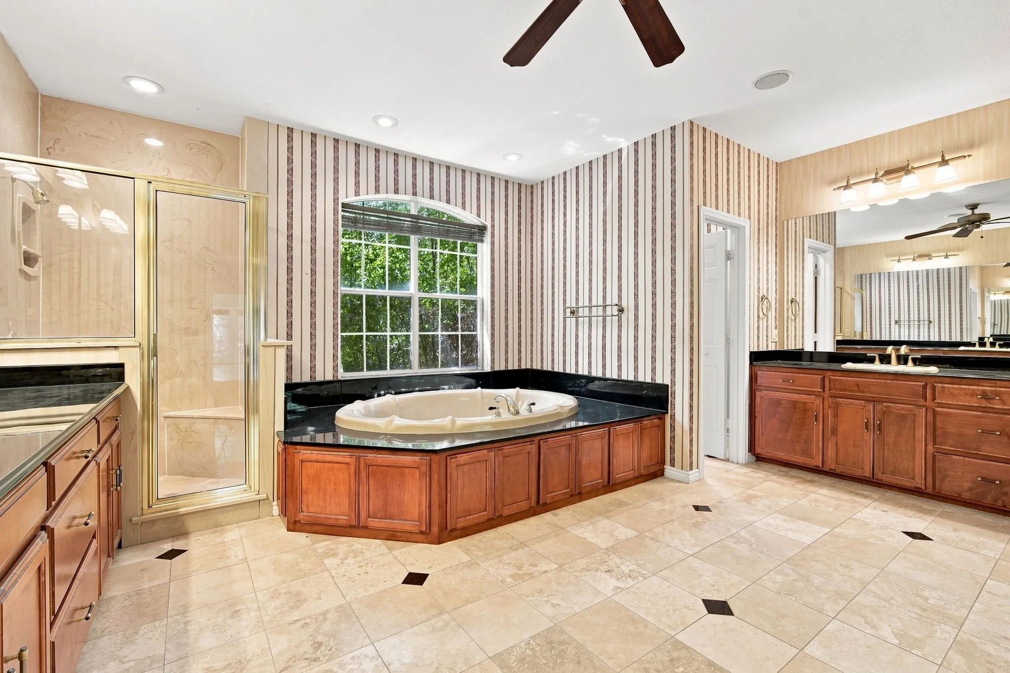 Primary en-suite bath, sunken jakussi tub