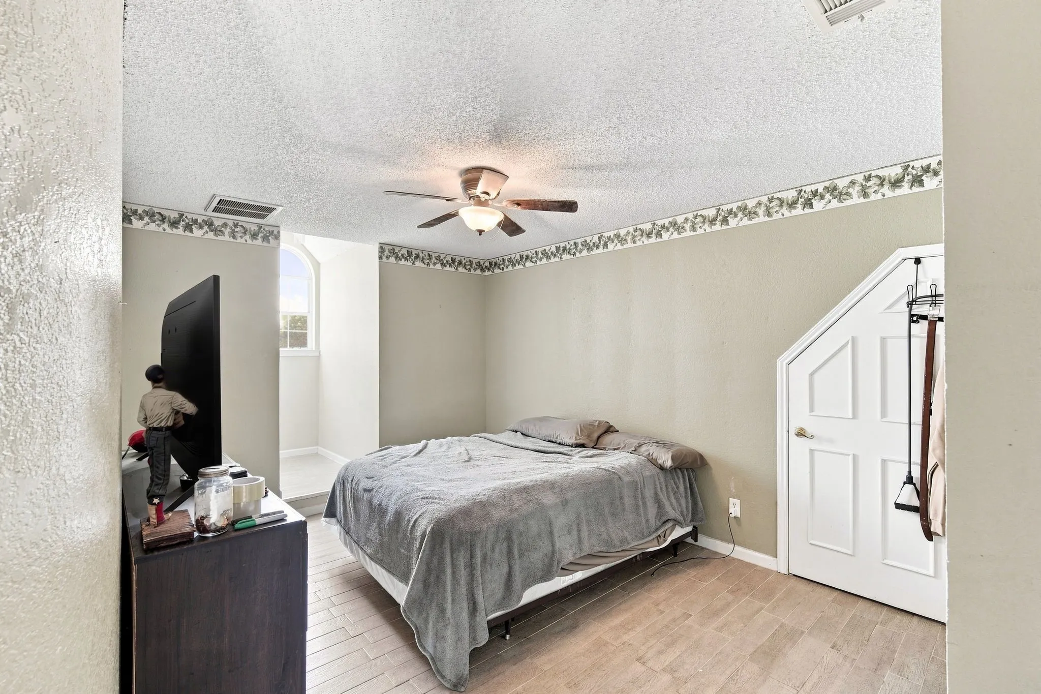 Upstairs secondary bedroom