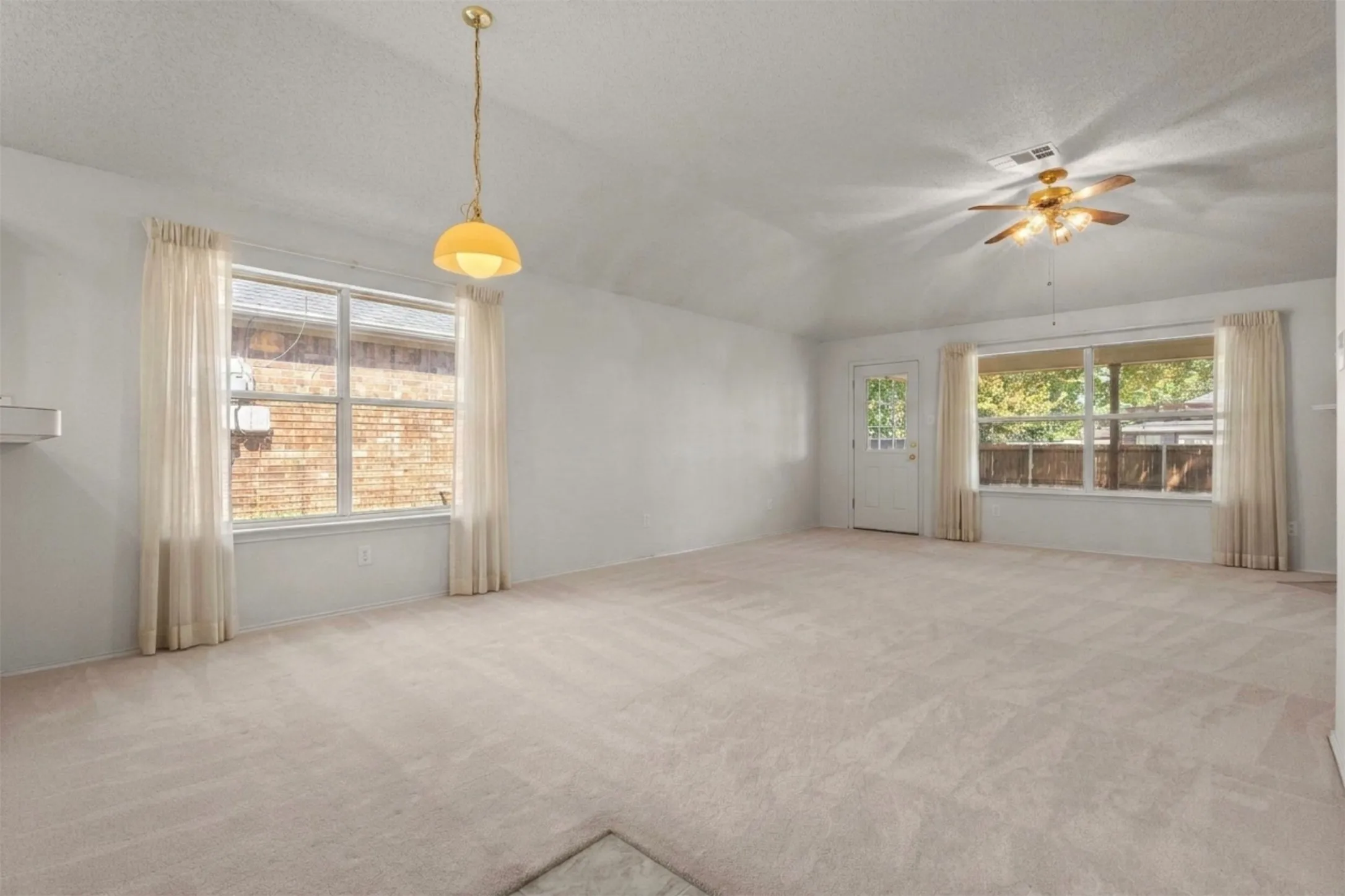 Single Family Residence For Sale in Collin County , 4424 Santa Fe Lane, Mc Kinney, Texas 75070, 3 Bedroom, 2 Bathroom, 2 Garage spaces, 2,021 Sqft, built in 1997, mls#21349949, Real Estate Agent in Mc Kinney, Homes For Sale in Collin county, Homes For Sale in Mc Kinney, Realtor in Mc Kinney Texas, Real Estate Brokerage Independent Realty Texas, Luminita Cordes Realtor