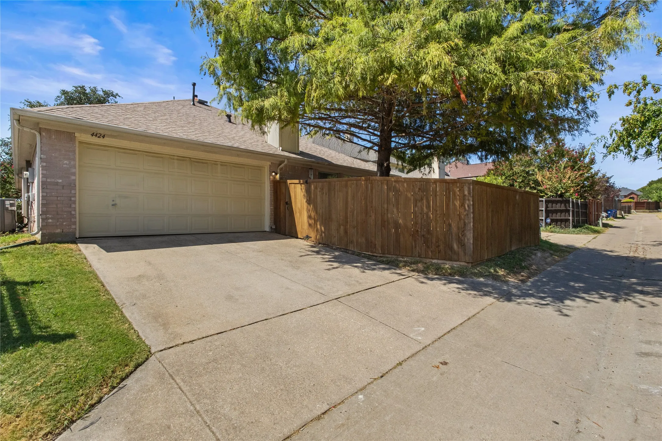 Single Family Residence For Sale in Collin County , 4424 Santa Fe Lane, Mc Kinney, Texas 75070, 3 Bedroom, 2 Bathroom, 2 Garage spaces, 2,021 Sqft, built in 1997, mls#21349949, Real Estate Agent in Mc Kinney, Homes For Sale in Collin county, Homes For Sale in Mc Kinney, Realtor in Mc Kinney Texas, Real Estate Brokerage Independent Realty Texas, Luminita Cordes Realtor