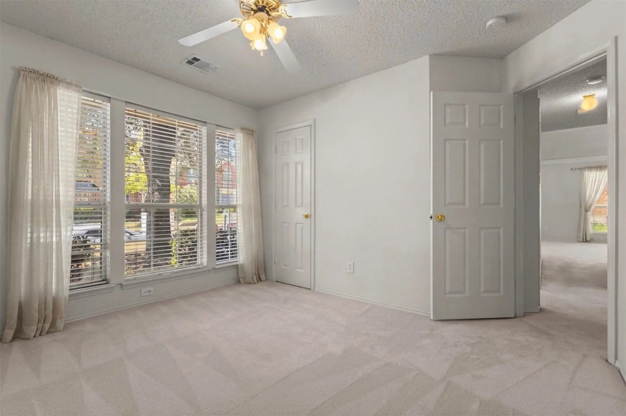 Single Family Residence For Sale in Collin County , 4424 Santa Fe Lane, Mc Kinney, Texas 75070, 3 Bedroom, 2 Bathroom, 2 Garage spaces, 2,021 Sqft, built in 1997, mls#21349949, Real Estate Agent in Mc Kinney, Homes For Sale in Collin county, Homes For Sale in Mc Kinney, Realtor in Mc Kinney Texas, Real Estate Brokerage Independent Realty Texas, Luminita Cordes Realtor