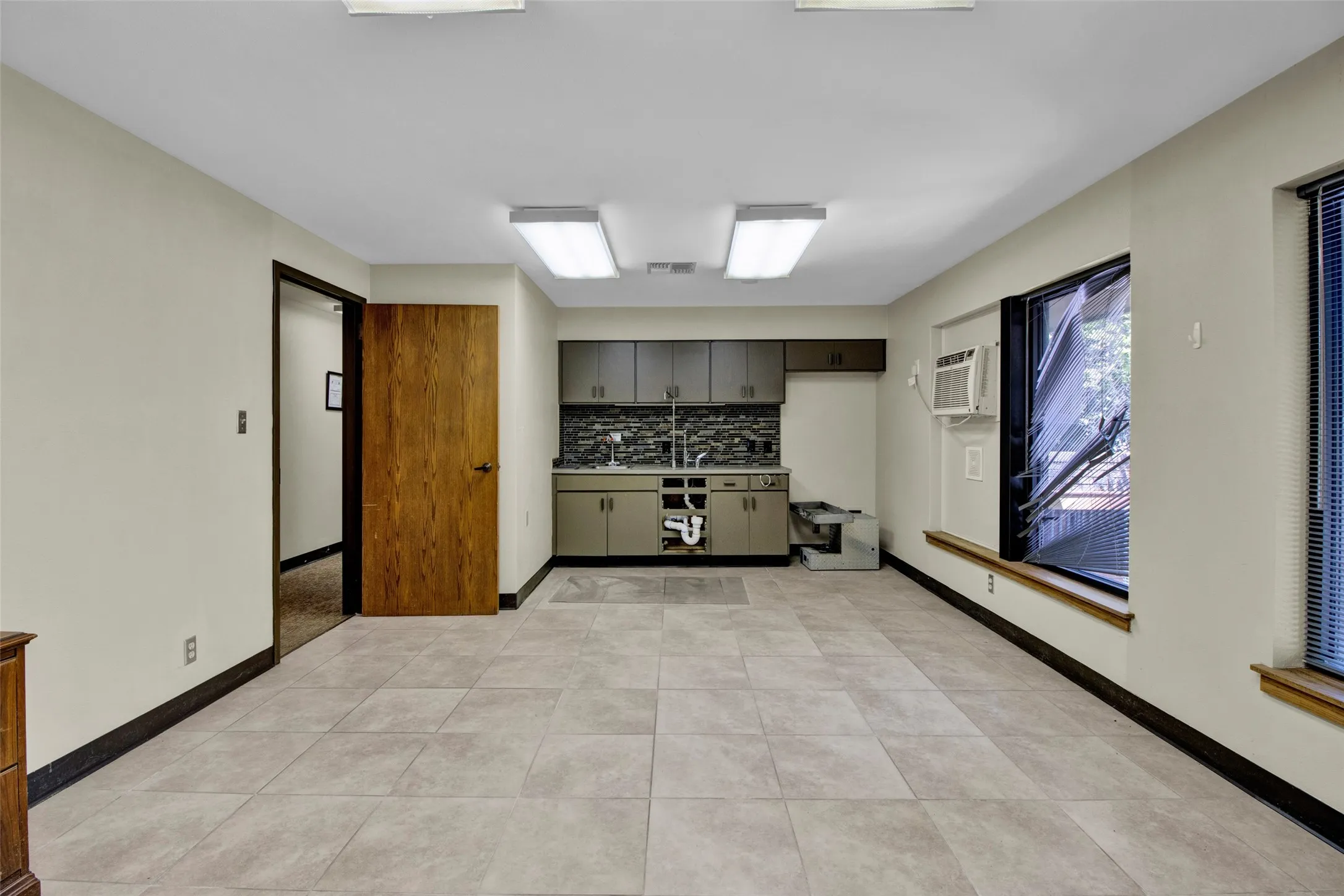 Business For Sale in Smith County , 3210 W Northwest Loop 323, Tyler, Texas 75702, 0, 0, Garage spaces, 0 Sqft, built in 1986, mls#21360792, Real Estate Agent in Tyler, Homes For Sale in Smith county, Homes For Sale in Tyler, Realtor in Tyler Texas, Real Estate Brokerage Independent Realty Texas, Luminita Cordes Realtor