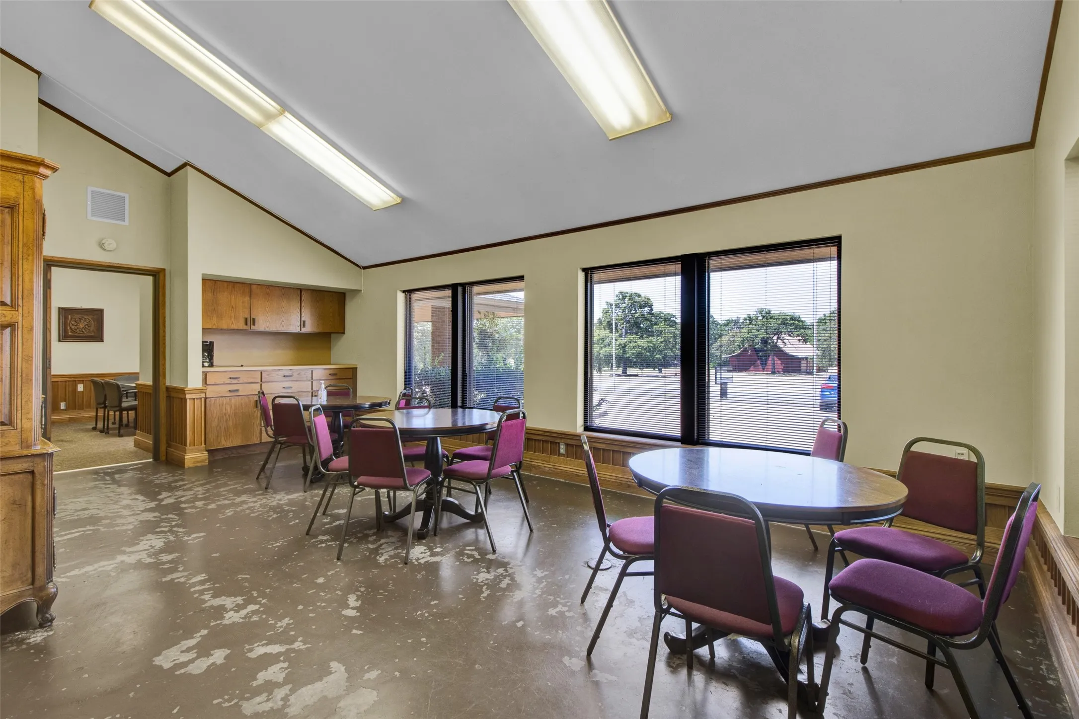 Vaulted ceiling with linear fluorescent lighting