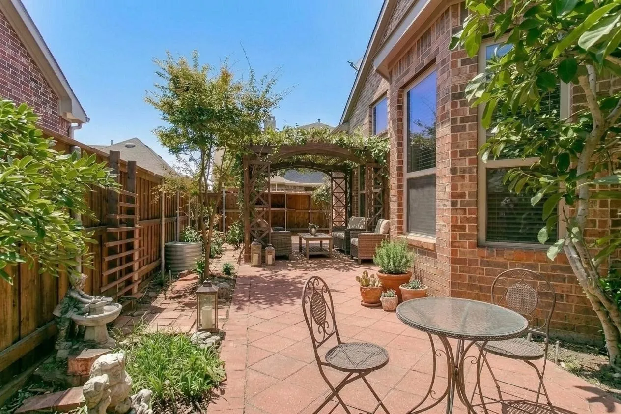 Single Family Residence For Sale in Denton County , 2508 Case Castle Court, Lewisville, Texas 75056, 3 Bedroom, 4 Bathroom, 2 Garage spaces, 3,137 Sqft, built in 2012, mls#21359687, Real Estate Agent in Lewisville, Homes For Sale in Denton county, Homes For Sale in Lewisville, Realtor in Lewisville Texas, Real Estate Brokerage Independent Realty Texas, Luminita Cordes Realtor