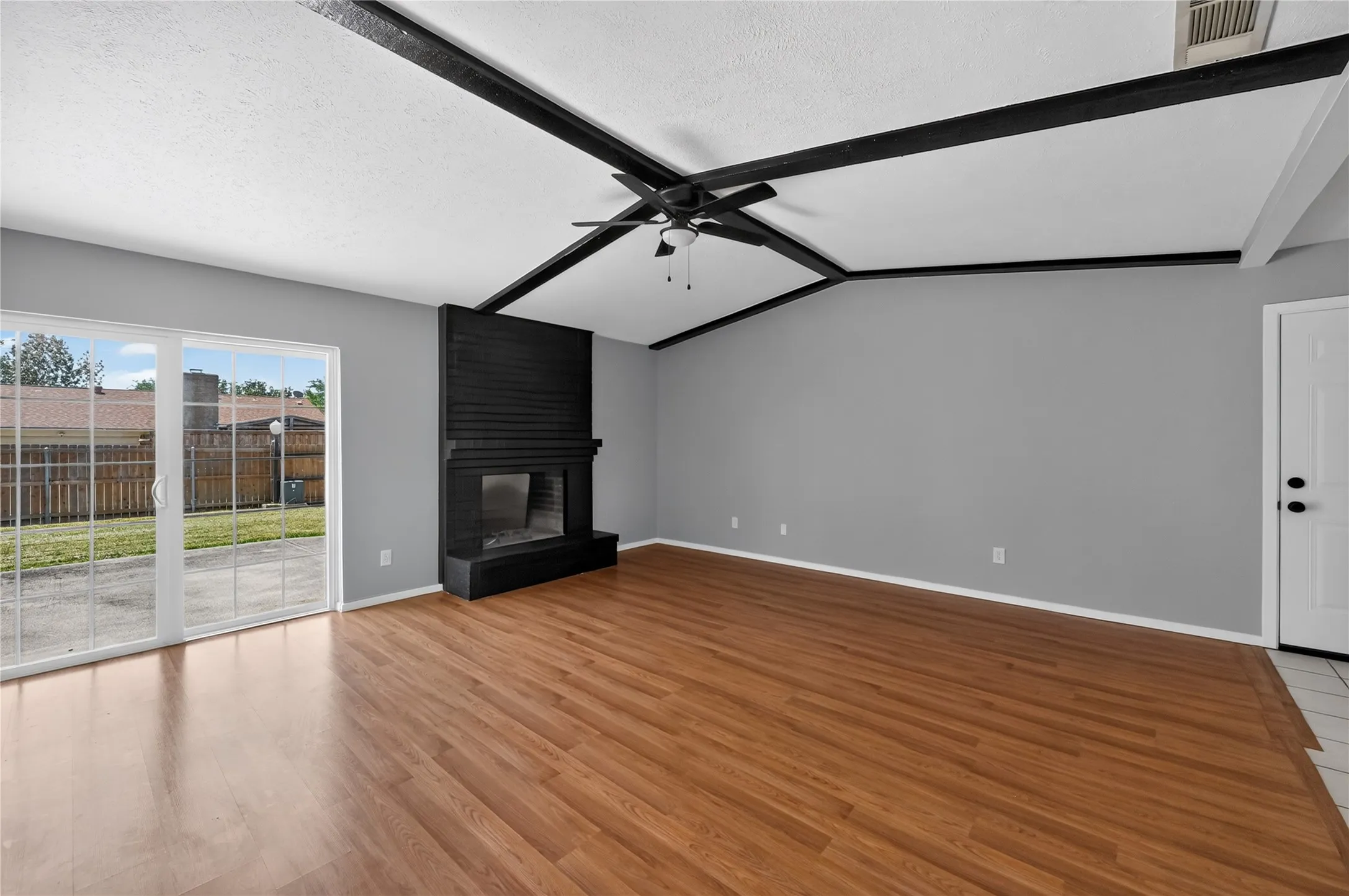 Single Family Residence For Rent in Dallas County , 2760 Hollandale Lane, Farmers Branch, Texas 75234, 3 Bedroom, 2 Bathroom, 2 Garage spaces, 1,452 Sqft, built in 1971, mls#21358466, Real Estate Agent in Farmers Branch, Homes For Rent in Dallas county, Homes For Rent in Farmers Branch, Realtor in Farmers Branch Texas, Real Estate Brokerage Independent Realty Texas, Luminita Cordes Realtor