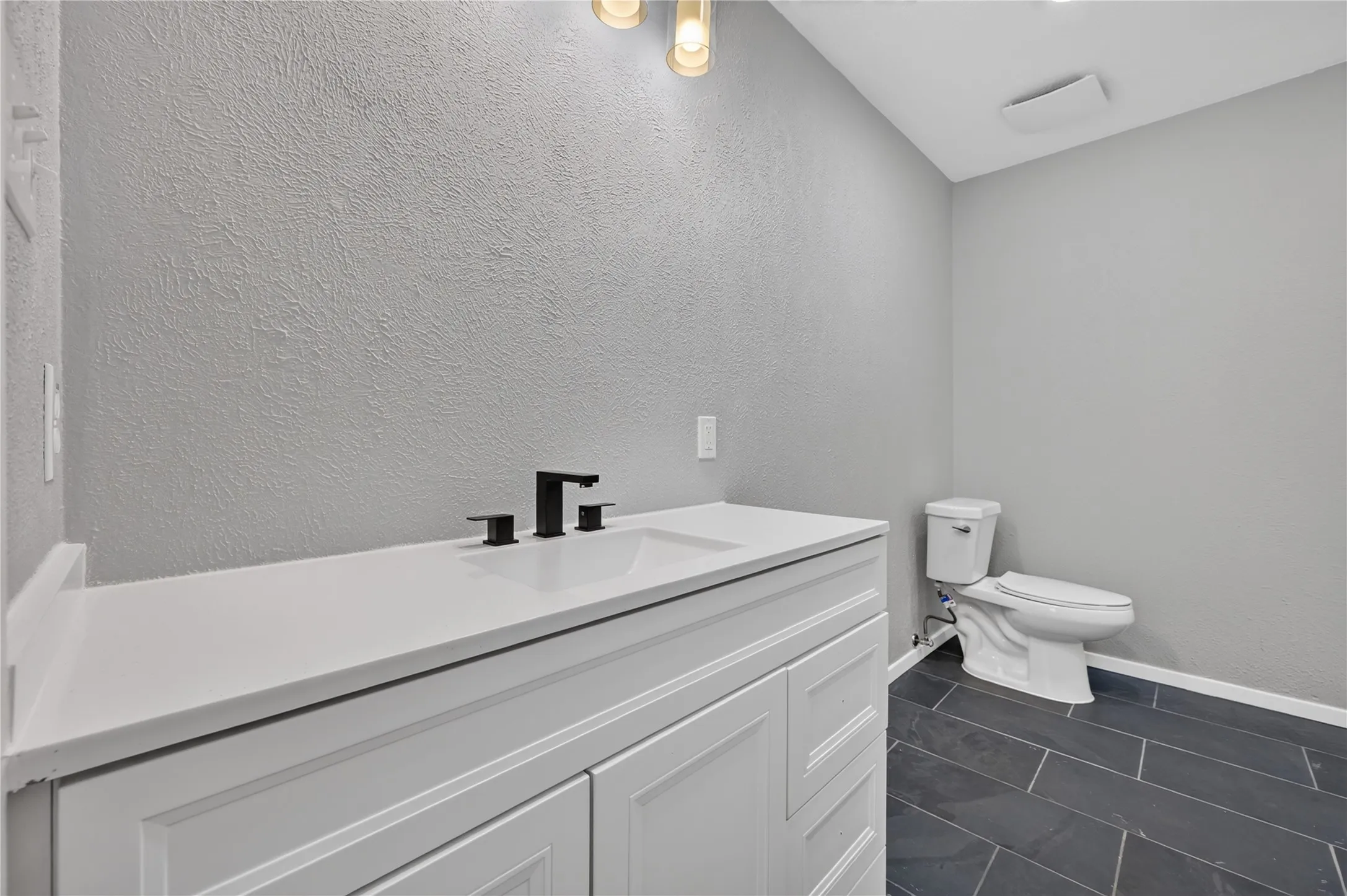 Single Family Residence For Rent in Dallas County , 2760 Hollandale Lane, Farmers Branch, Texas 75234, 3 Bedroom, 2 Bathroom, 2 Garage spaces, 1,452 Sqft, built in 1971, mls#21358466, Real Estate Agent in Farmers Branch, Homes For Rent in Dallas county, Homes For Rent in Farmers Branch, Realtor in Farmers Branch Texas, Real Estate Brokerage Independent Realty Texas, Luminita Cordes Realtor