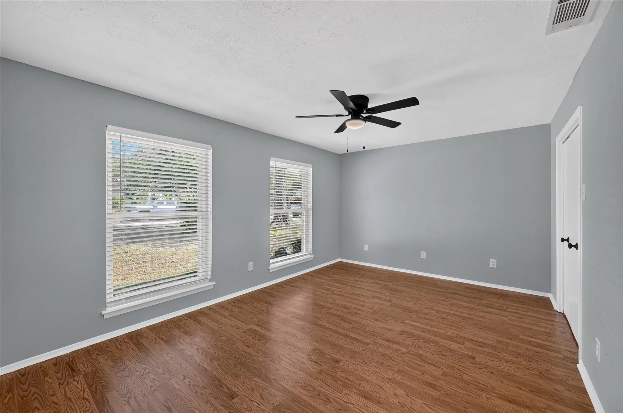 Single Family Residence For Rent in Dallas County , 2760 Hollandale Lane, Farmers Branch, Texas 75234, 3 Bedroom, 2 Bathroom, 2 Garage spaces, 1,452 Sqft, built in 1971, mls#21358466, Real Estate Agent in Farmers Branch, Homes For Rent in Dallas county, Homes For Rent in Farmers Branch, Realtor in Farmers Branch Texas, Real Estate Brokerage Independent Realty Texas, Luminita Cordes Realtor
