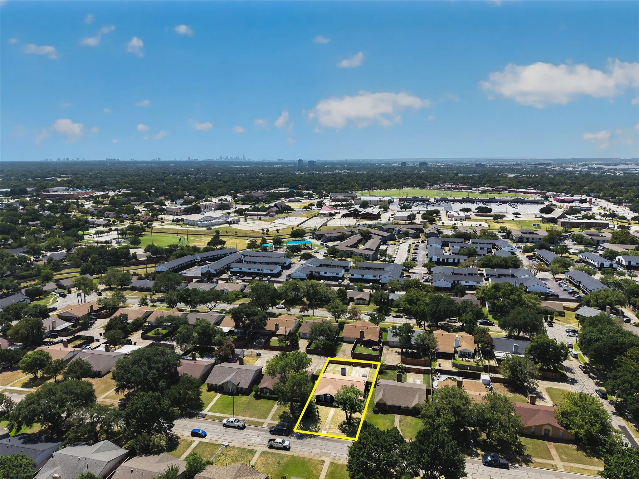 Single Family Residence For Rent in Dallas County , 2760 Hollandale Lane, Farmers Branch, Texas 75234, 3 Bedroom, 2 Bathroom, 2 Garage spaces, 1,452 Sqft, built in 1971, mls#21358466, Real Estate Agent in Farmers Branch, Homes For Rent in Dallas county, Homes For Rent in Farmers Branch, Realtor in Farmers Branch Texas, Real Estate Brokerage Independent Realty Texas, Luminita Cordes Realtor
