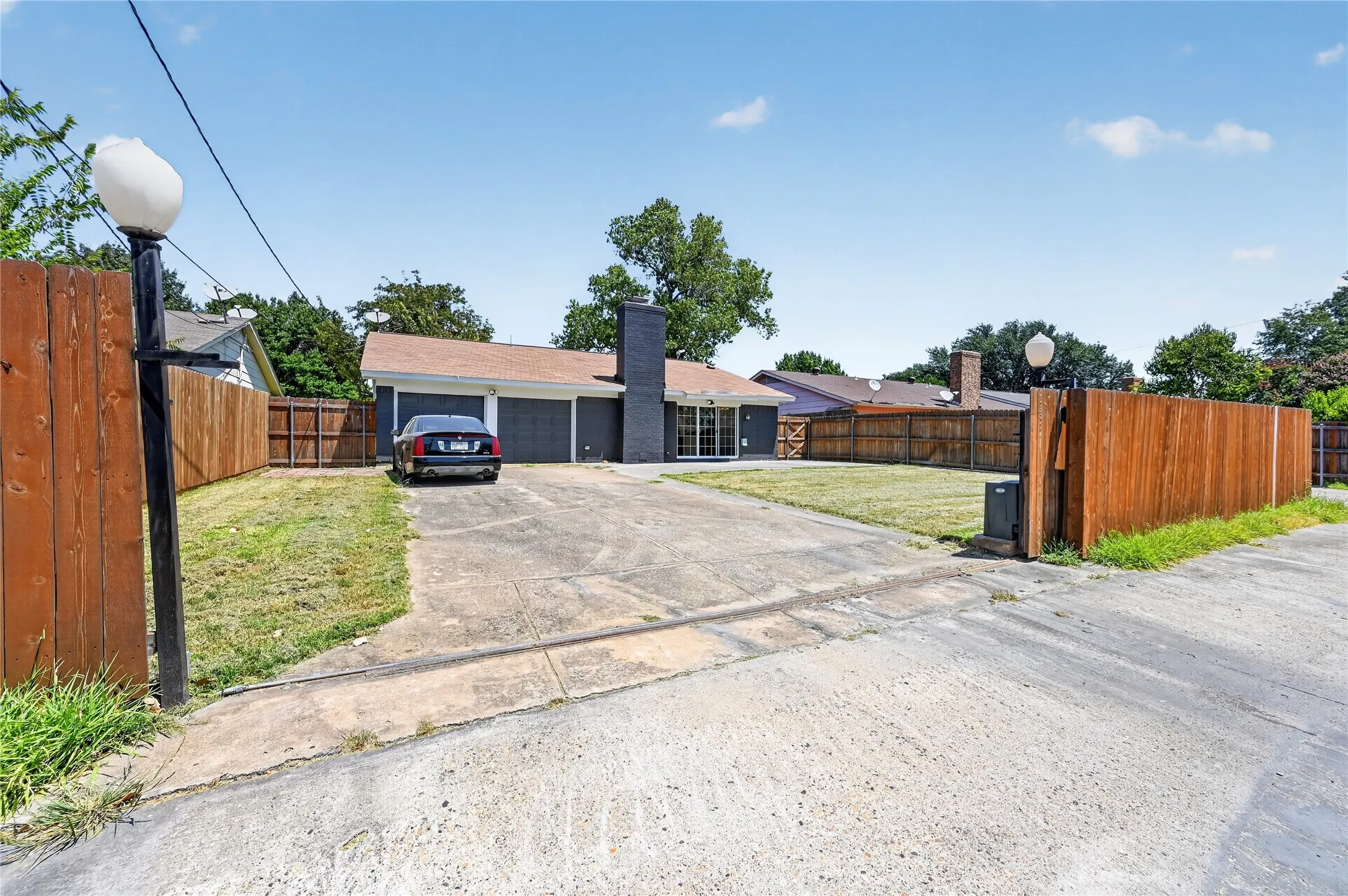 Single Family Residence For Rent in Dallas County , 2760 Hollandale Lane, Farmers Branch, Texas 75234, 3 Bedroom, 2 Bathroom, 2 Garage spaces, 1,452 Sqft, built in 1971, mls#21358466, Real Estate Agent in Farmers Branch, Homes For Rent in Dallas county, Homes For Rent in Farmers Branch, Realtor in Farmers Branch Texas, Real Estate Brokerage Independent Realty Texas, Luminita Cordes Realtor