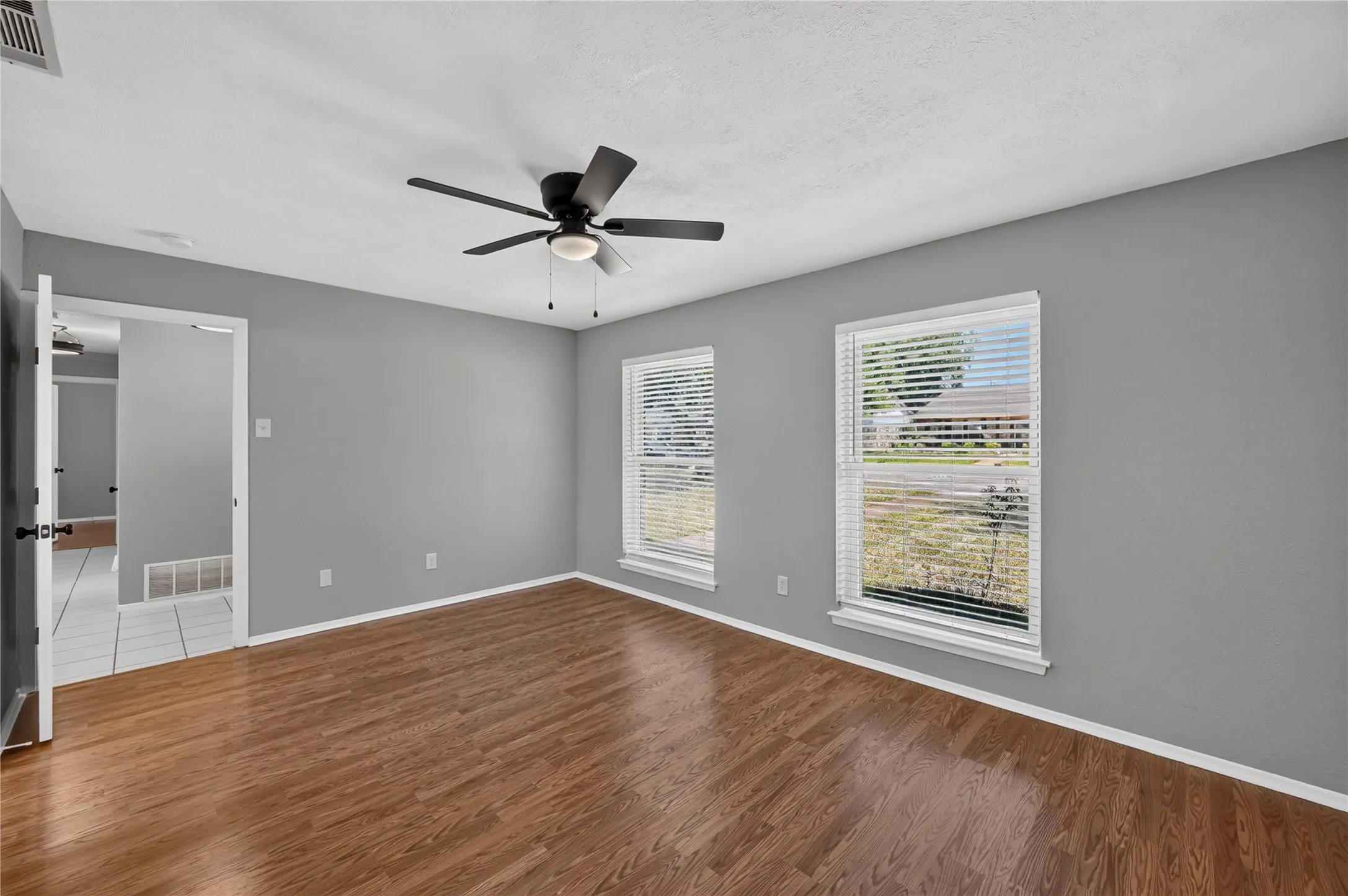 Single Family Residence For Rent in Dallas County , 2760 Hollandale Lane, Farmers Branch, Texas 75234, 3 Bedroom, 2 Bathroom, 2 Garage spaces, 1,452 Sqft, built in 1971, mls#21358466, Real Estate Agent in Farmers Branch, Homes For Rent in Dallas county, Homes For Rent in Farmers Branch, Realtor in Farmers Branch Texas, Real Estate Brokerage Independent Realty Texas, Luminita Cordes Realtor