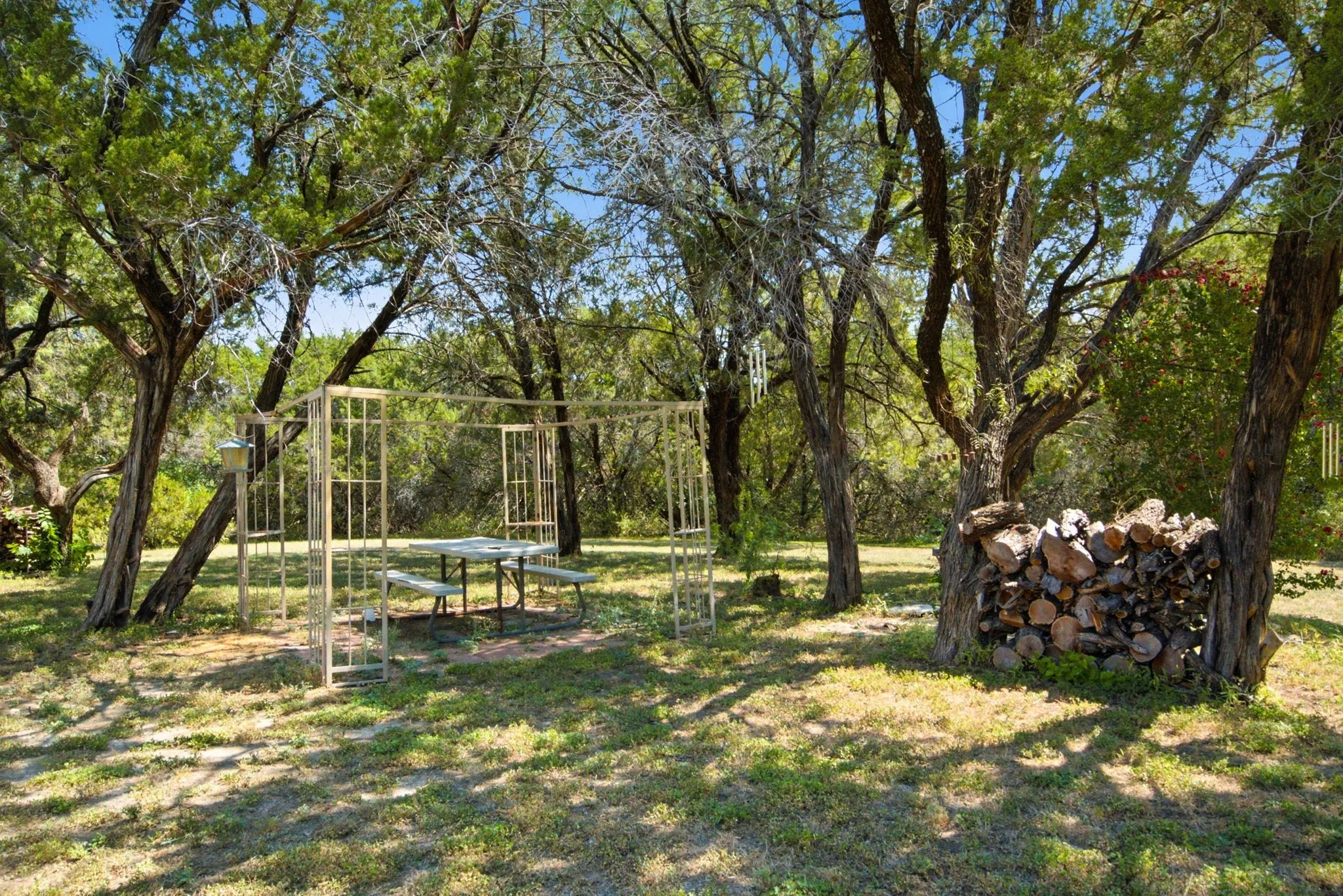 Single Family Residence For Sale in Hood County , 135 Indian Mountain Court, Granbury, Texas 76048, 3 Bedroom, 2 Bathroom, 1 Garage spaces, 1,632 Sqft, built in 1972, Price $759,900, mls#21356243, Real Estate Agent in Granbury, Homes For Sale in Hood county, Homes For Sale in Granbury, Realtor in Granbury Texas, Real Estate Brokerage Independent Realty Texas, Luminita Cordes Realtor