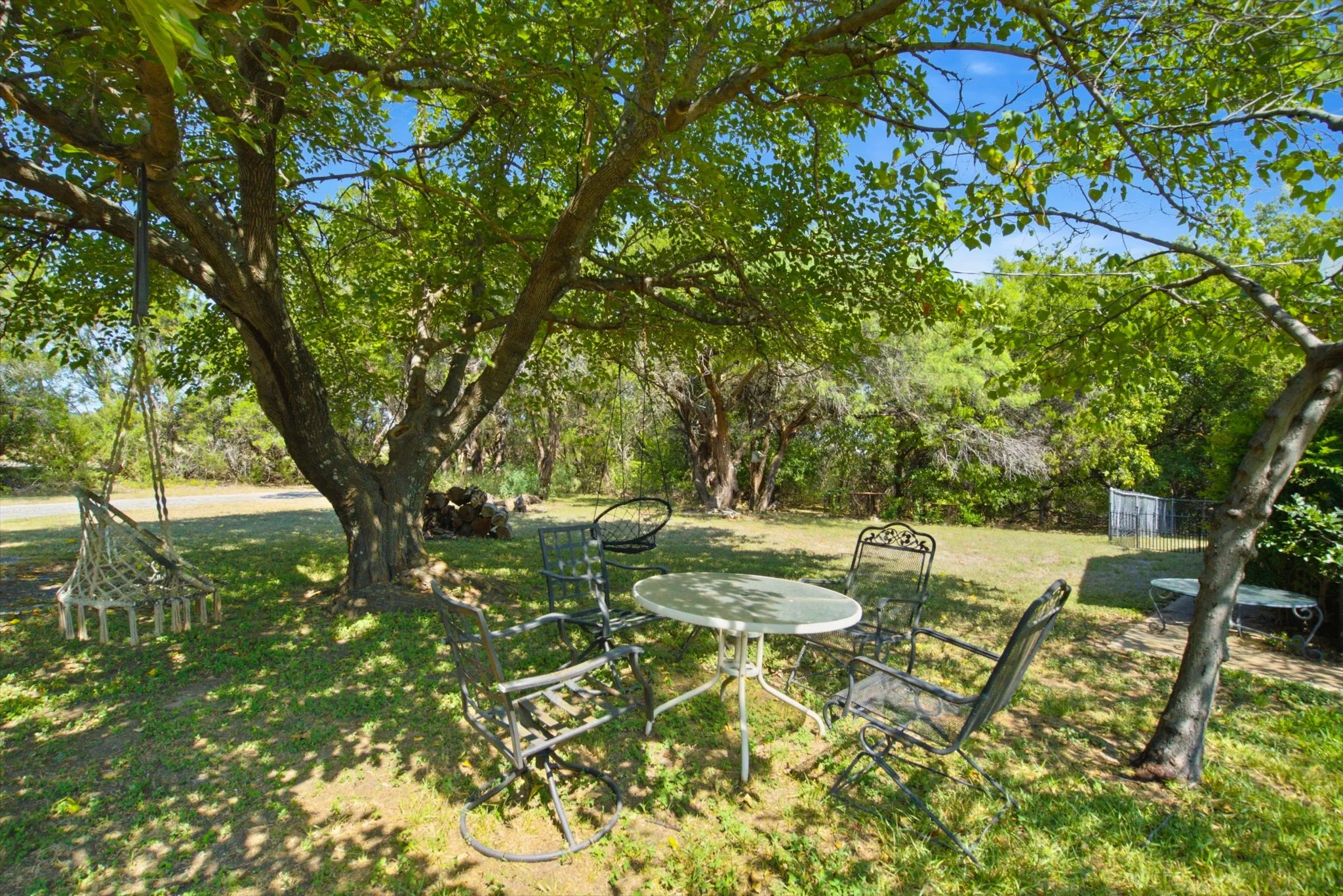 Single Family Residence For Sale in Hood County , 135 Indian Mountain Court, Granbury, Texas 76048, 3 Bedroom, 2 Bathroom, 1 Garage spaces, 1,632 Sqft, built in 1972, Price $759,900, mls#21356243, Real Estate Agent in Granbury, Homes For Sale in Hood county, Homes For Sale in Granbury, Realtor in Granbury Texas, Real Estate Brokerage Independent Realty Texas, Luminita Cordes Realtor