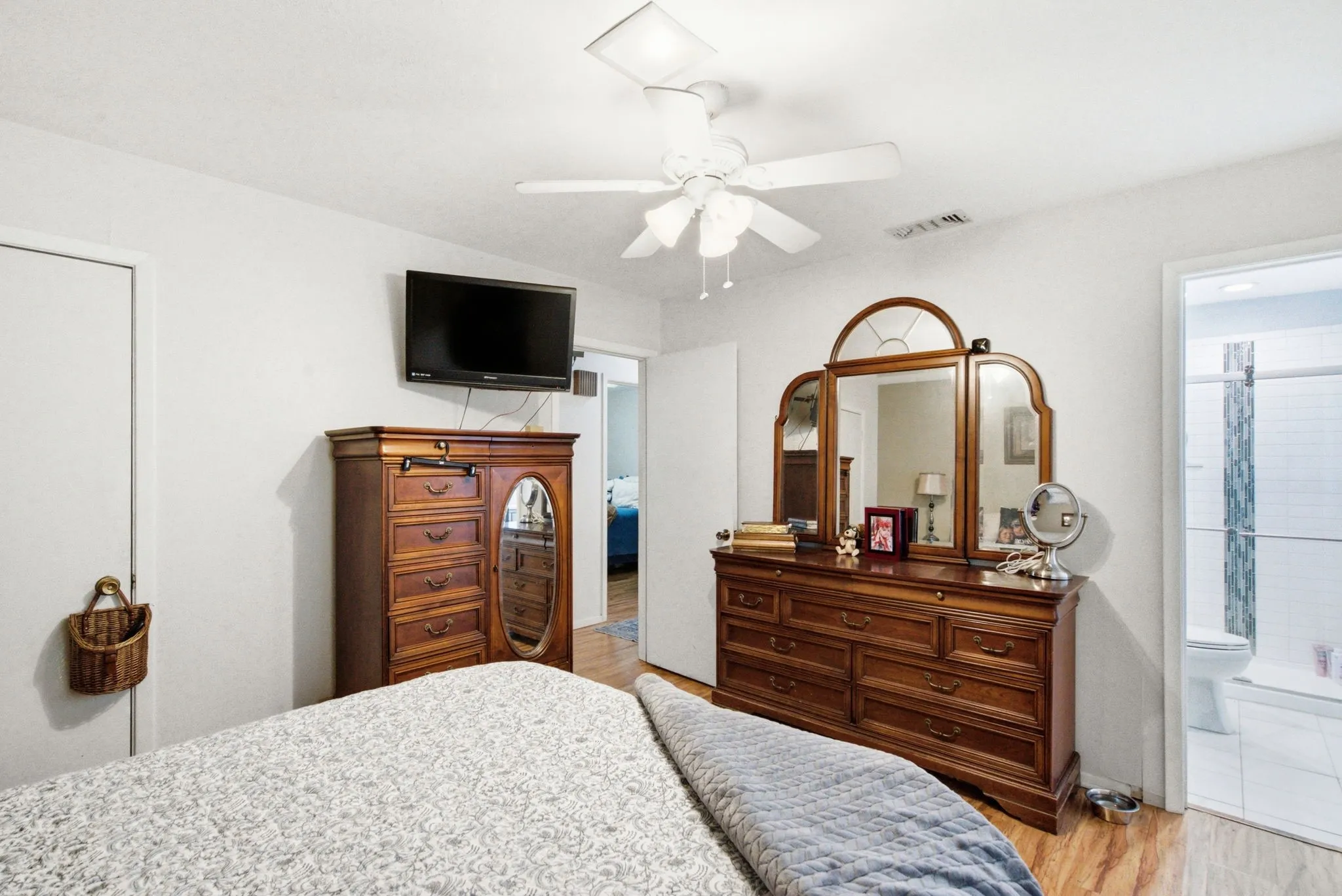 Single Family Residence For Sale in Hood County , 135 Indian Mountain Court, Granbury, Texas 76048, 3 Bedroom, 2 Bathroom, 1 Garage spaces, 1,632 Sqft, built in 1972, Price $759,900, mls#21356243, Real Estate Agent in Granbury, Homes For Sale in Hood county, Homes For Sale in Granbury, Realtor in Granbury Texas, Real Estate Brokerage Independent Realty Texas, Luminita Cordes Realtor