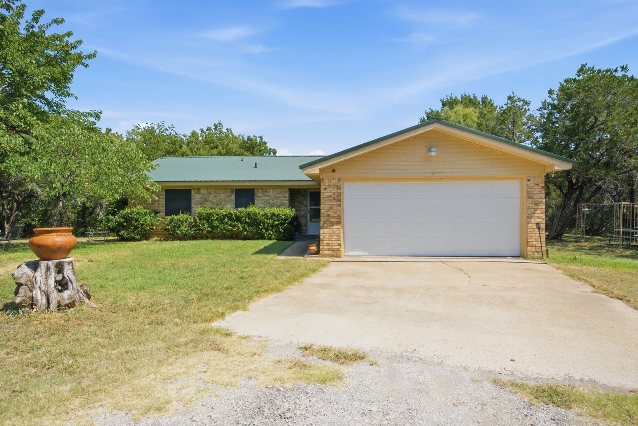 Single Family Residence For Sale in Hood County , 135 Indian Mountain Court, Granbury, Texas 76048, 3 Bedroom, 2 Bathroom, 1 Garage spaces, 1,632 Sqft, built in 1972, Price $759,900, mls#21356243, Real Estate Agent in Granbury, Homes For Sale in Hood county, Homes For Sale in Granbury, Realtor in Granbury Texas, Real Estate Brokerage Independent Realty Texas, Luminita Cordes Realtor