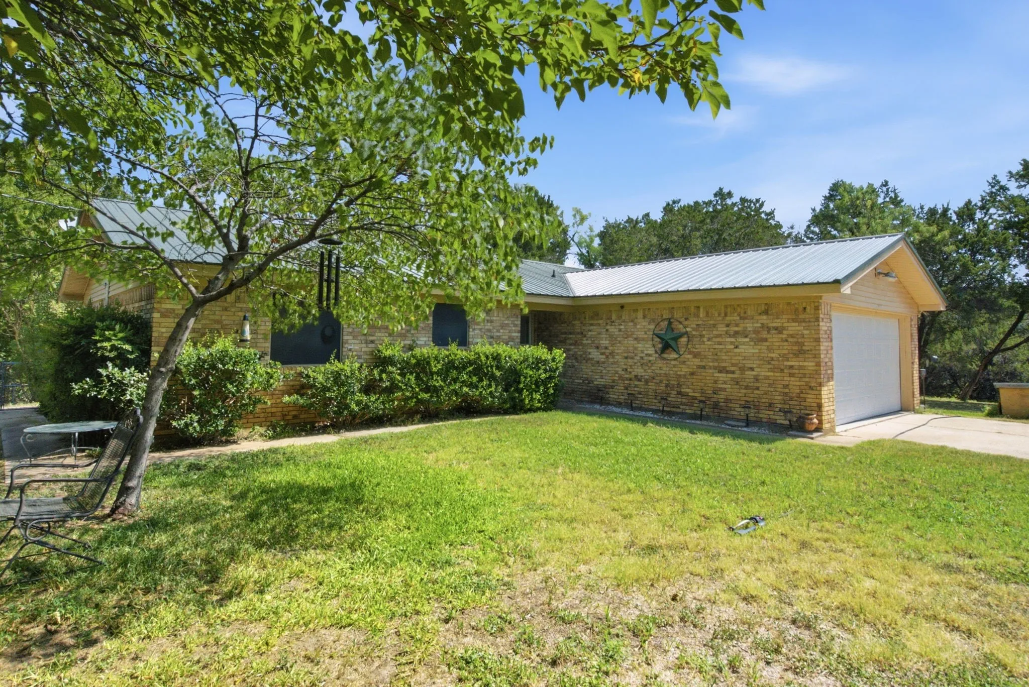 Single Family Residence For Sale in Hood County , 135 Indian Mountain Court, Granbury, Texas 76048, 3 Bedroom, 2 Bathroom, 1 Garage spaces, 1,632 Sqft, built in 1972, Price $759,900, mls#21356243, Real Estate Agent in Granbury, Homes For Sale in Hood county, Homes For Sale in Granbury, Realtor in Granbury Texas, Real Estate Brokerage Independent Realty Texas, Luminita Cordes Realtor