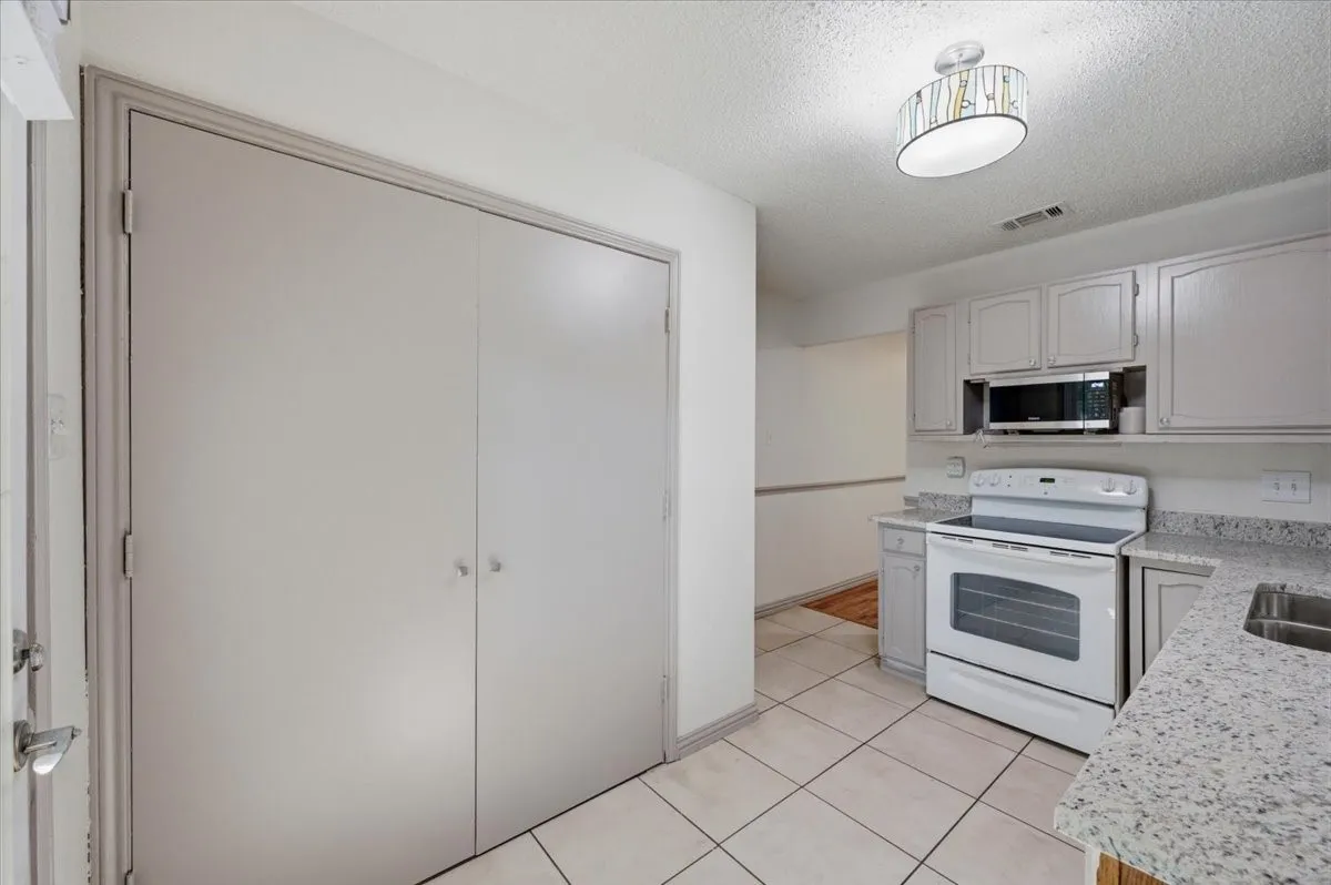 Single Family Residence For Sale in Tarrant County , 814 Rock Creek Drive, Euless, Texas 76039, 3 Bedroom, 2 Bathroom, Garage spaces, 1,064 Sqft, built in 1981, mls#21357767, Real Estate Agent in Euless, Homes For Sale in Tarrant county, Homes For Sale in Euless, Realtor in Euless Texas, Real Estate Brokerage Independent Realty Texas, Luminita Cordes Realtor