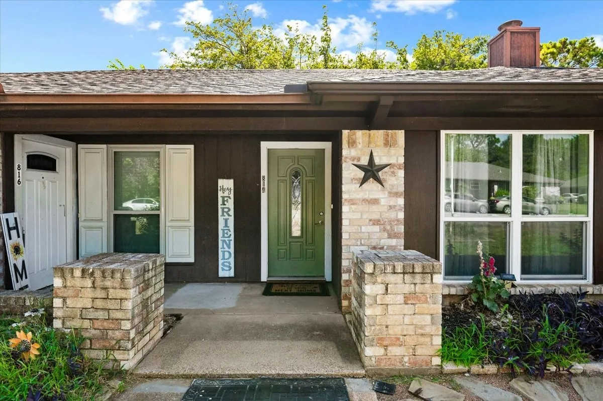 Single Family Residence For Sale in Tarrant County , 814 Rock Creek Drive, Euless, Texas 76039, 3 Bedroom, 2 Bathroom, Garage spaces, 1,064 Sqft, built in 1981, mls#21357767, Real Estate Agent in Euless, Homes For Sale in Tarrant county, Homes For Sale in Euless, Realtor in Euless Texas, Real Estate Brokerage Independent Realty Texas, Luminita Cordes Realtor