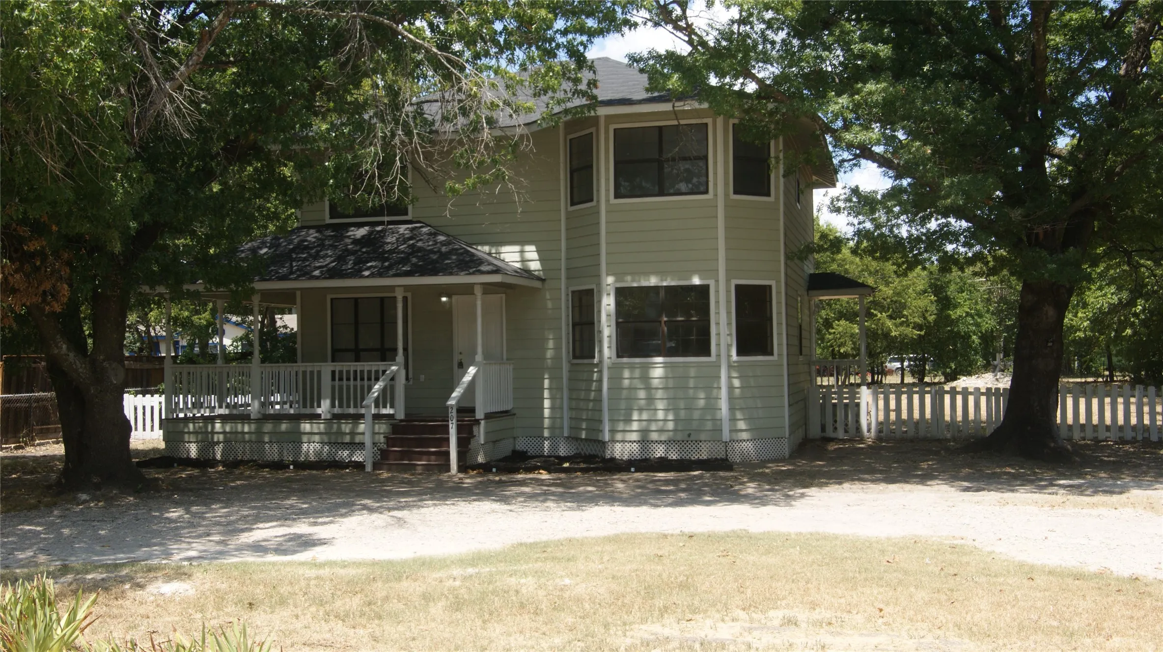 Single Family Residence For Sale in Ellis County , 207 Spring Branch Drive, Red Oak, Texas 75154, 4 Bedroom, 3 Bathroom, Garage spaces, 1,632 Sqft, built in 1992, mls#21360830, Real Estate Agent in Red Oak, Homes For Sale in Ellis county, Homes For Sale in Red Oak, Realtor in Red Oak Texas, Real Estate Brokerage Independent Realty Texas, Luminita Cordes Realtor