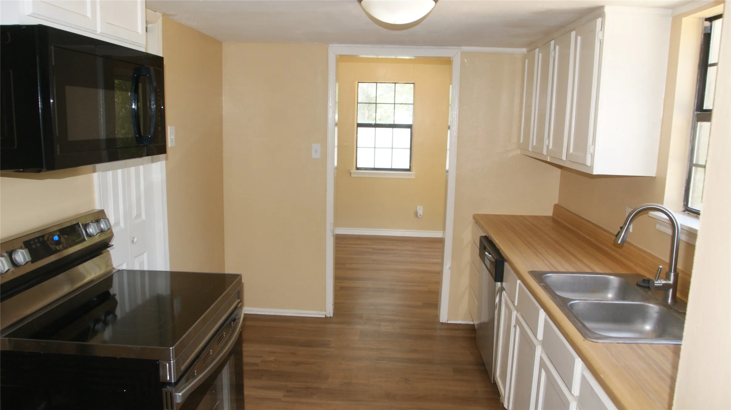 Single Family Residence For Sale in Ellis County , 207 Spring Branch Drive, Red Oak, Texas 75154, 4 Bedroom, 3 Bathroom, Garage spaces, 1,632 Sqft, built in 1992, mls#21360830, Real Estate Agent in Red Oak, Homes For Sale in Ellis county, Homes For Sale in Red Oak, Realtor in Red Oak Texas, Real Estate Brokerage Independent Realty Texas, Luminita Cordes Realtor