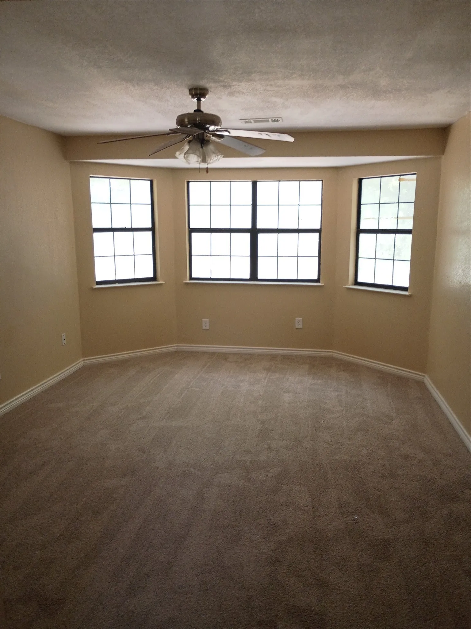Single Family Residence For Sale in Ellis County , 207 Spring Branch Drive, Red Oak, Texas 75154, 4 Bedroom, 3 Bathroom, Garage spaces, 1,632 Sqft, built in 1992, mls#21360830, Real Estate Agent in Red Oak, Homes For Sale in Ellis county, Homes For Sale in Red Oak, Realtor in Red Oak Texas, Real Estate Brokerage Independent Realty Texas, Luminita Cordes Realtor