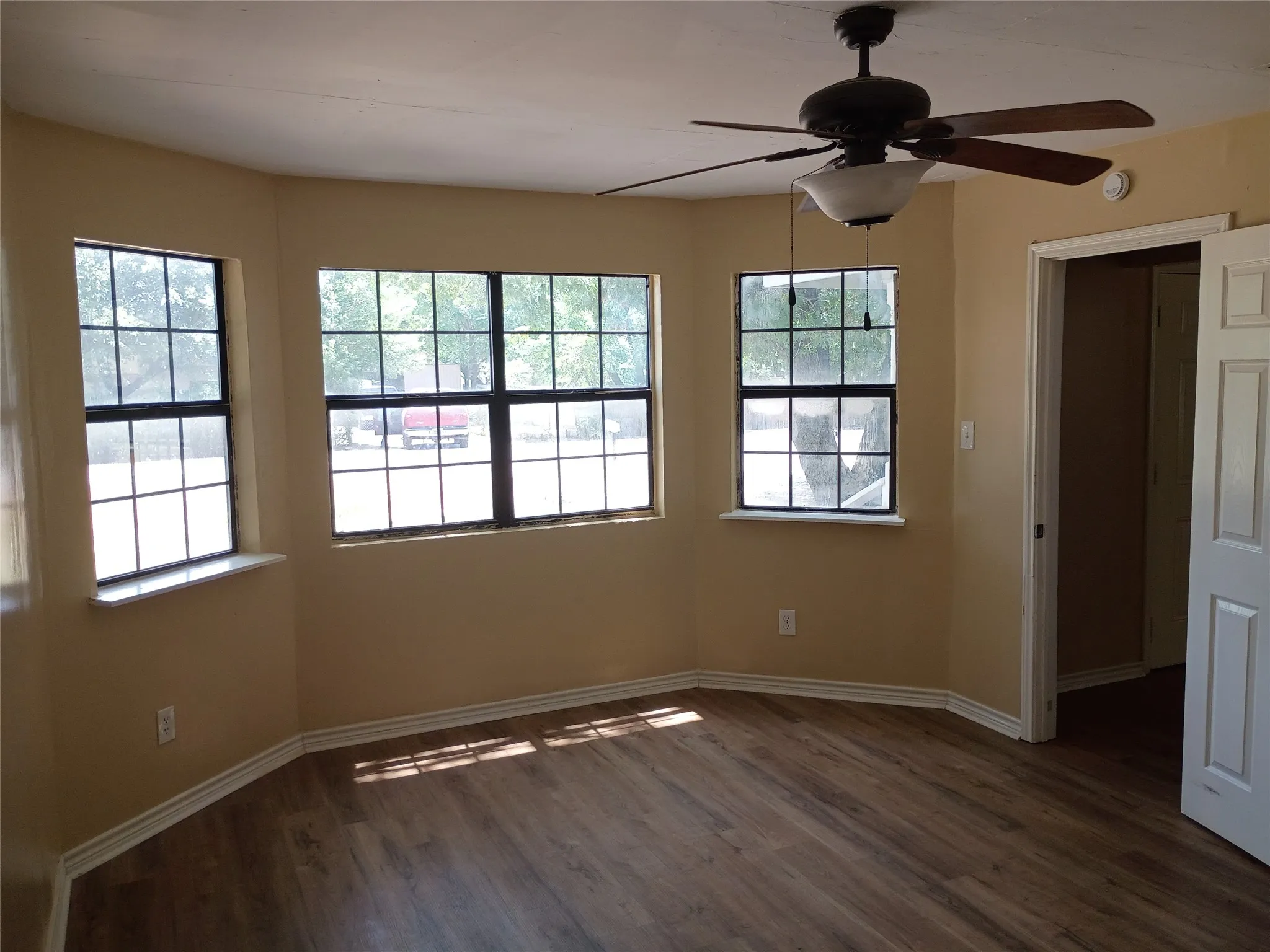 Single Family Residence For Sale in Ellis County , 207 Spring Branch Drive, Red Oak, Texas 75154, 4 Bedroom, 3 Bathroom, Garage spaces, 1,632 Sqft, built in 1992, mls#21360830, Real Estate Agent in Red Oak, Homes For Sale in Ellis county, Homes For Sale in Red Oak, Realtor in Red Oak Texas, Real Estate Brokerage Independent Realty Texas, Luminita Cordes Realtor