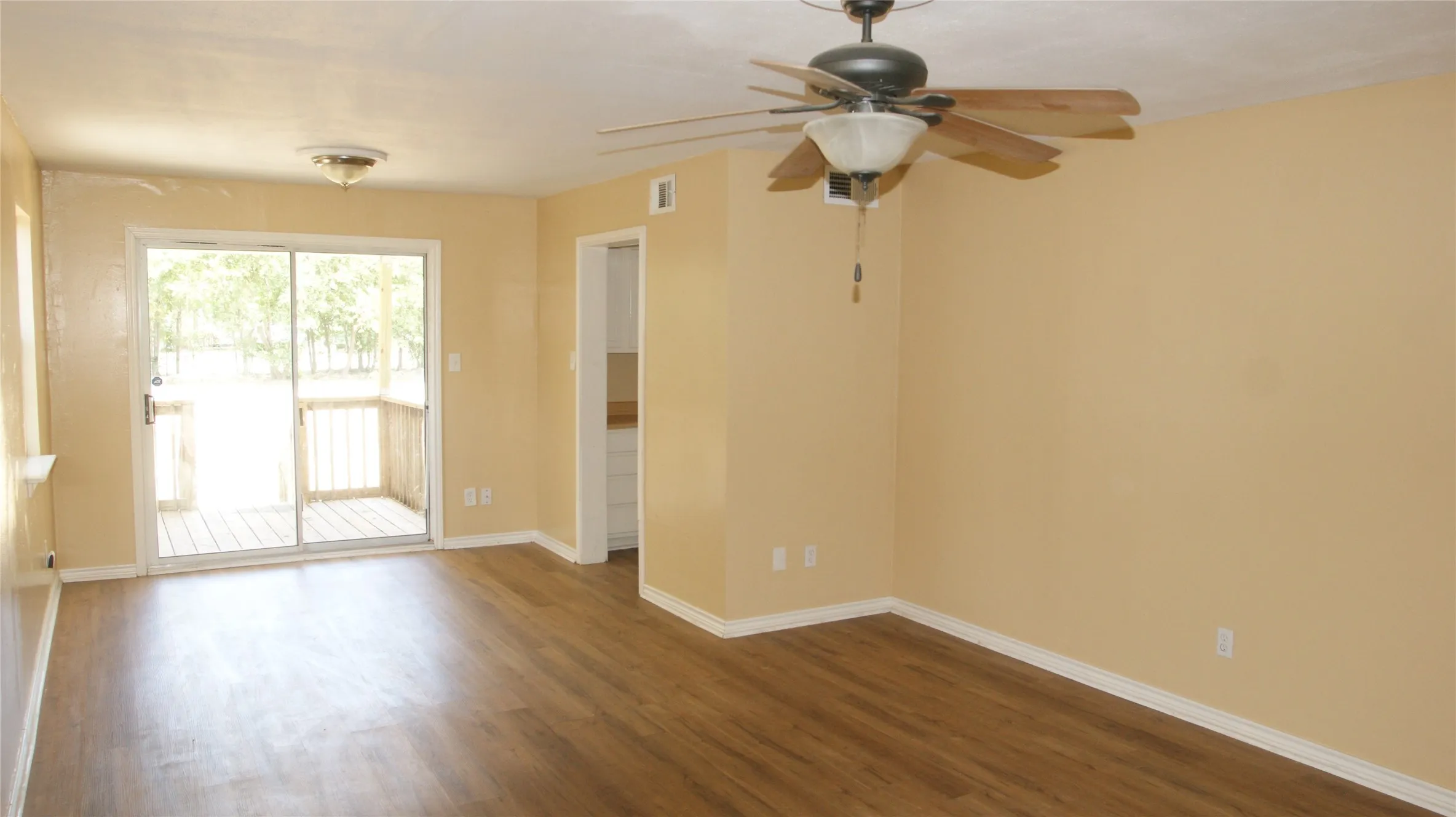 Single Family Residence For Sale in Ellis County , 207 Spring Branch Drive, Red Oak, Texas 75154, 4 Bedroom, 3 Bathroom, Garage spaces, 1,632 Sqft, built in 1992, mls#21360830, Real Estate Agent in Red Oak, Homes For Sale in Ellis county, Homes For Sale in Red Oak, Realtor in Red Oak Texas, Real Estate Brokerage Independent Realty Texas, Luminita Cordes Realtor