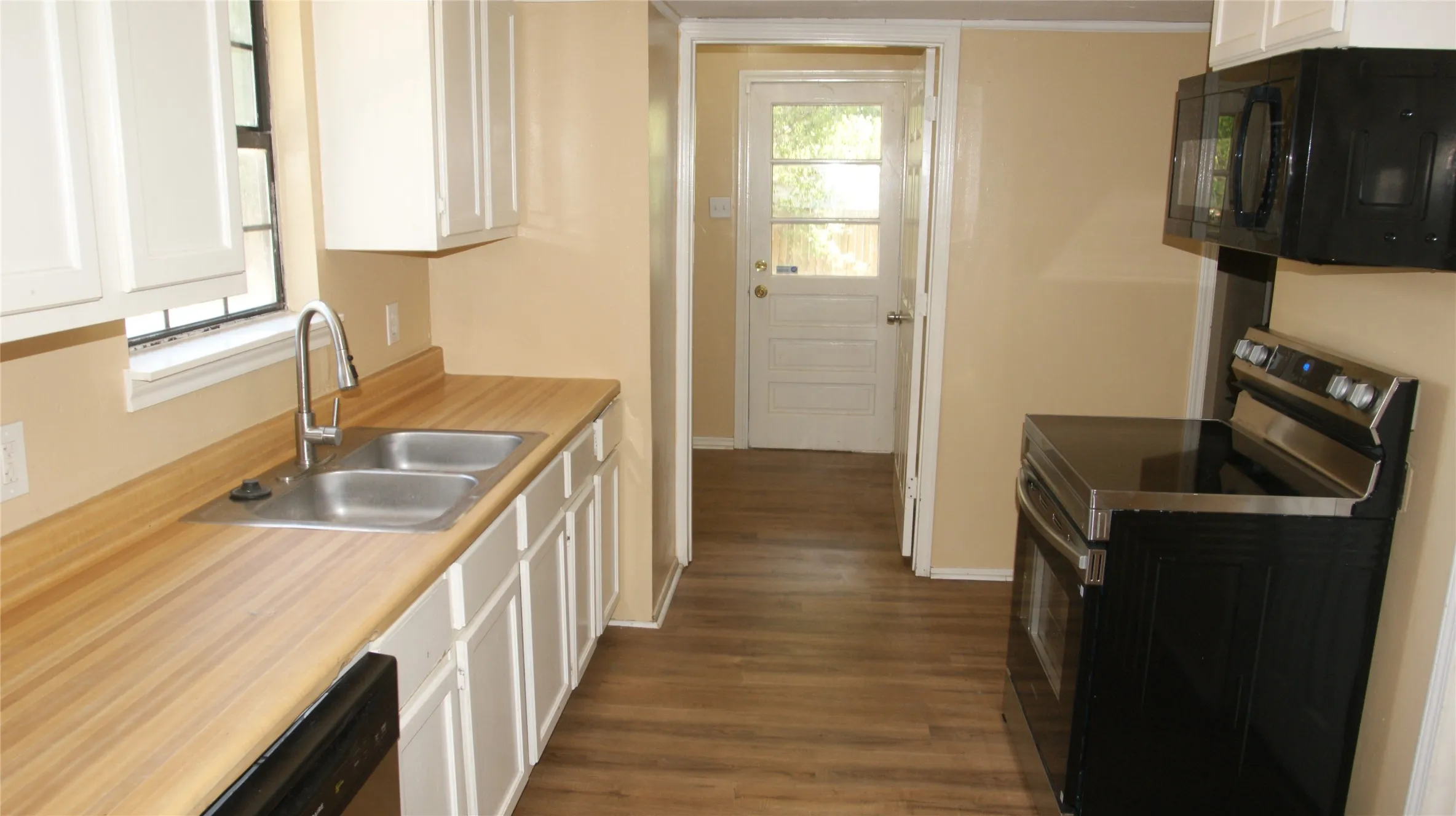 Single Family Residence For Sale in Ellis County , 207 Spring Branch Drive, Red Oak, Texas 75154, 4 Bedroom, 3 Bathroom, Garage spaces, 1,632 Sqft, built in 1992, mls#21360830, Real Estate Agent in Red Oak, Homes For Sale in Ellis county, Homes For Sale in Red Oak, Realtor in Red Oak Texas, Real Estate Brokerage Independent Realty Texas, Luminita Cordes Realtor