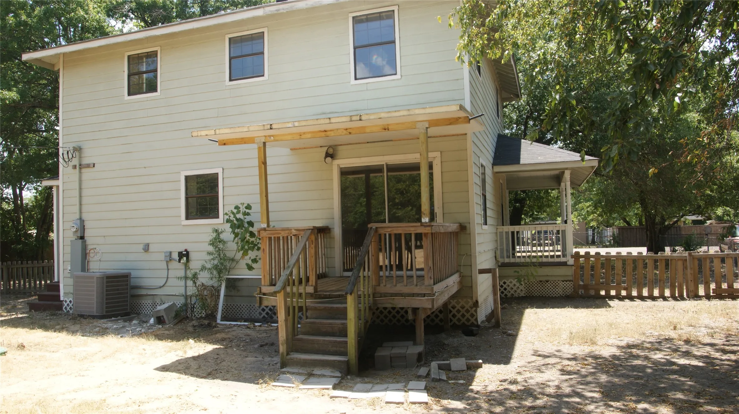 Single Family Residence For Sale in Ellis County , 207 Spring Branch Drive, Red Oak, Texas 75154, 4 Bedroom, 3 Bathroom, Garage spaces, 1,632 Sqft, built in 1992, mls#21360830, Real Estate Agent in Red Oak, Homes For Sale in Ellis county, Homes For Sale in Red Oak, Realtor in Red Oak Texas, Real Estate Brokerage Independent Realty Texas, Luminita Cordes Realtor