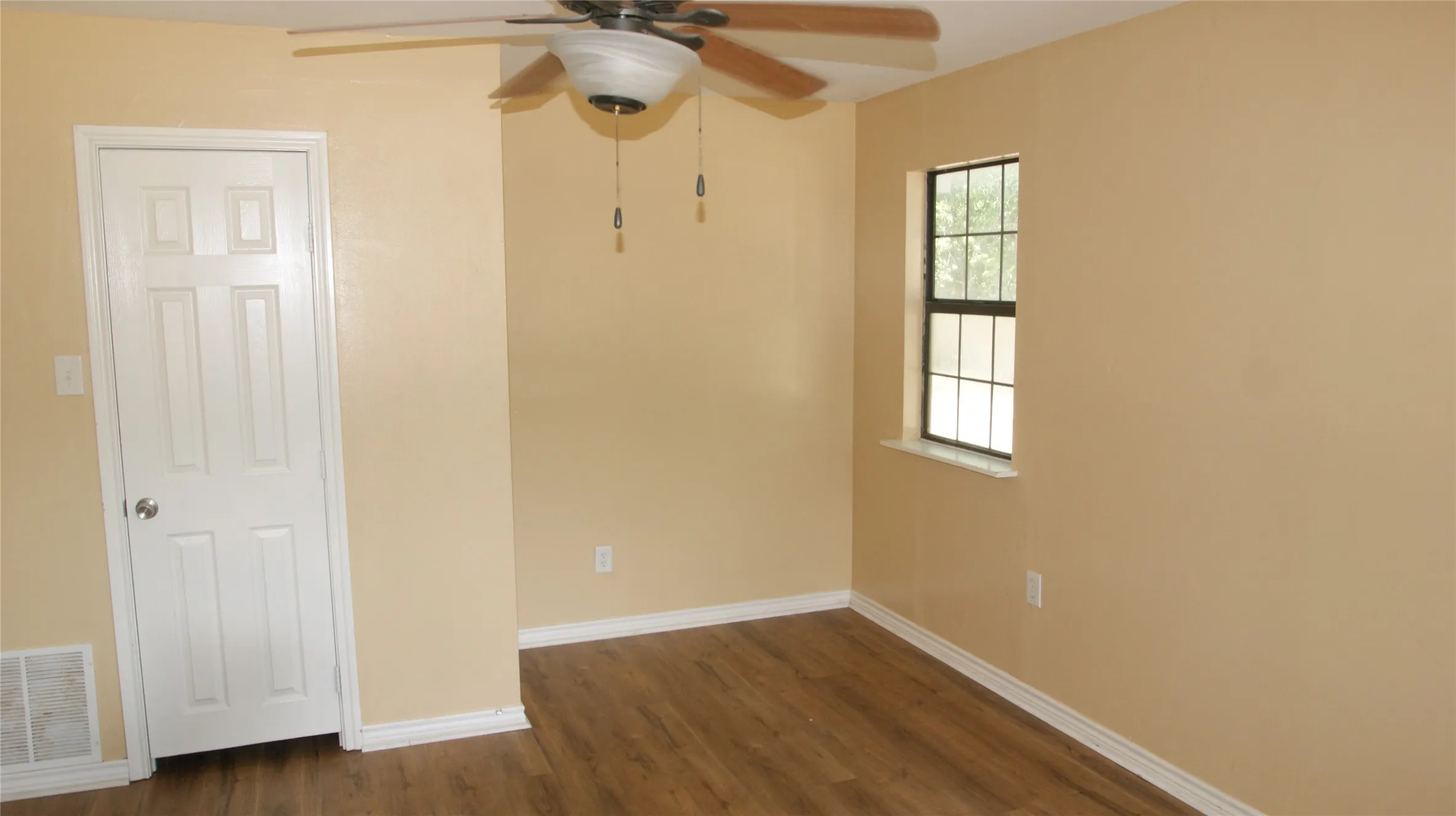 Single Family Residence For Sale in Ellis County , 207 Spring Branch Drive, Red Oak, Texas 75154, 4 Bedroom, 3 Bathroom, Garage spaces, 1,632 Sqft, built in 1992, mls#21360830, Real Estate Agent in Red Oak, Homes For Sale in Ellis county, Homes For Sale in Red Oak, Realtor in Red Oak Texas, Real Estate Brokerage Independent Realty Texas, Luminita Cordes Realtor