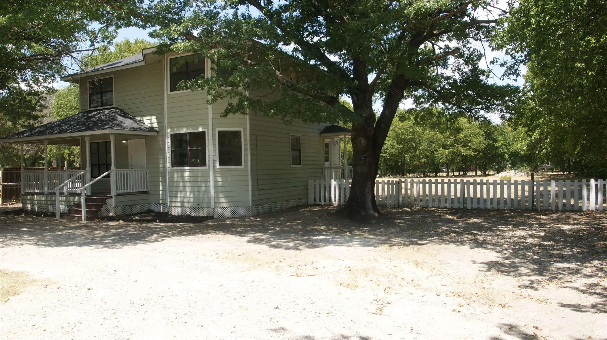 Single Family Residence For Sale in Ellis County , 207 Spring Branch Drive, Red Oak, Texas 75154, 4 Bedroom, 3 Bathroom, Garage spaces, 1,632 Sqft, built in 1992, mls#21360830, Real Estate Agent in Red Oak, Homes For Sale in Ellis county, Homes For Sale in Red Oak, Realtor in Red Oak Texas, Real Estate Brokerage Independent Realty Texas, Luminita Cordes Realtor