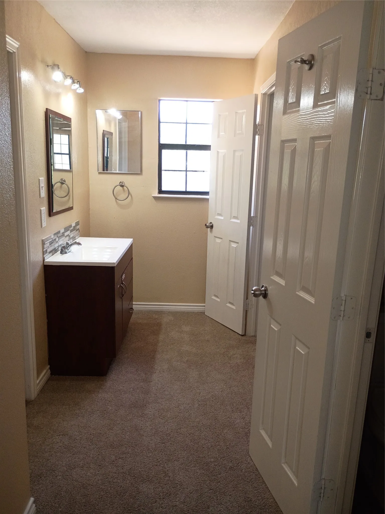 Single Family Residence For Sale in Ellis County , 207 Spring Branch Drive, Red Oak, Texas 75154, 4 Bedroom, 3 Bathroom, Garage spaces, 1,632 Sqft, built in 1992, mls#21360830, Real Estate Agent in Red Oak, Homes For Sale in Ellis county, Homes For Sale in Red Oak, Realtor in Red Oak Texas, Real Estate Brokerage Independent Realty Texas, Luminita Cordes Realtor