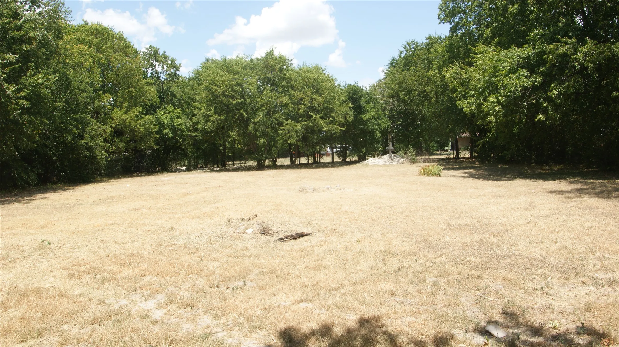 Single Family Residence For Sale in Ellis County , 207 Spring Branch Drive, Red Oak, Texas 75154, 4 Bedroom, 3 Bathroom, Garage spaces, 1,632 Sqft, built in 1992, mls#21360830, Real Estate Agent in Red Oak, Homes For Sale in Ellis county, Homes For Sale in Red Oak, Realtor in Red Oak Texas, Real Estate Brokerage Independent Realty Texas, Luminita Cordes Realtor