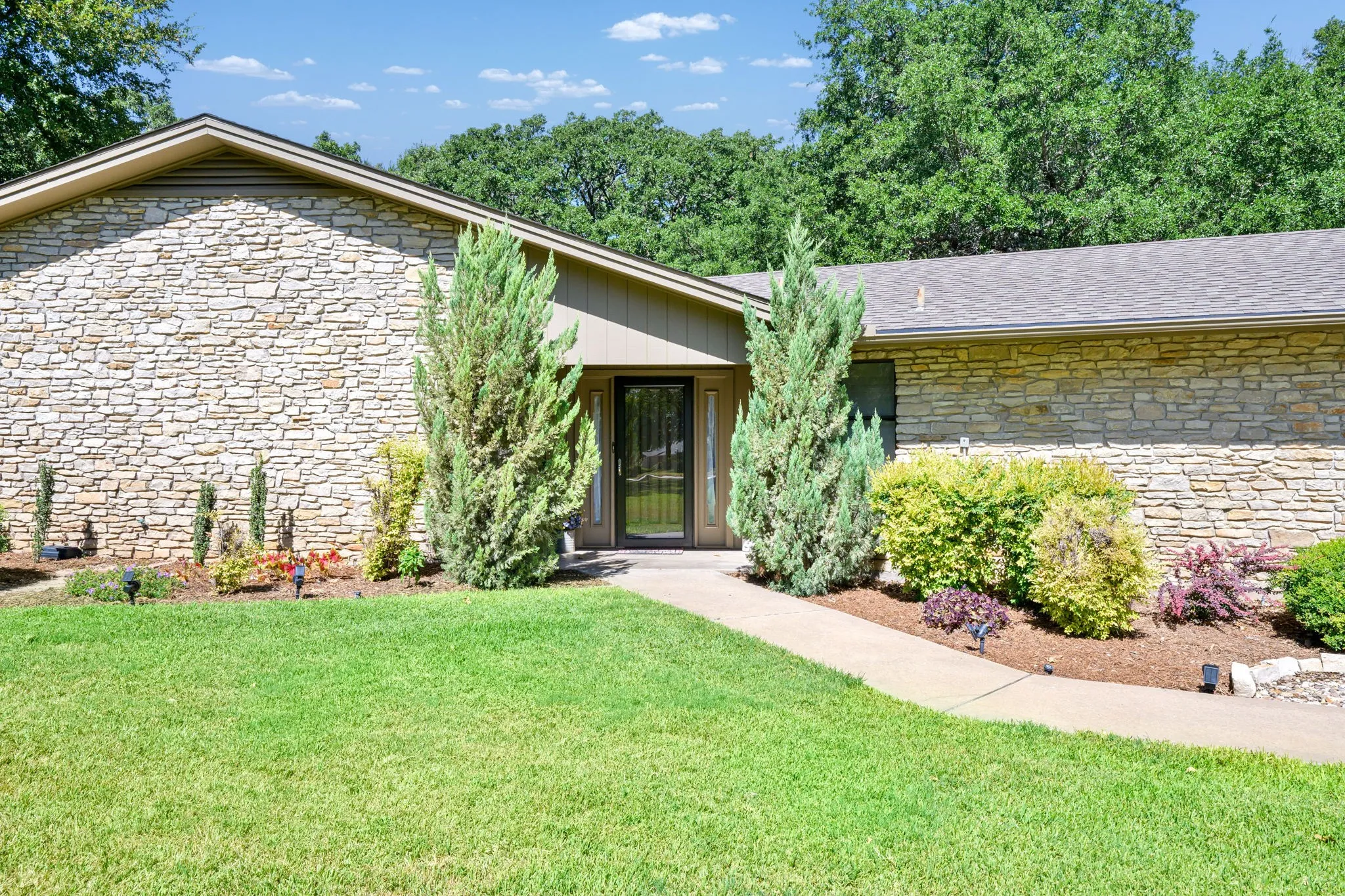 Single Family Residence For Sale in Erath County , 123 Sandra Palmer Street, Stephenville, Texas 76401, 3 Bedroom, 3 Bathroom, 2 Garage spaces, 2,636 Sqft, built in 1981, Price $610,000, mls#21360132, Real Estate Agent in Stephenville, Homes For Sale in Erath county, Homes For Sale in Stephenville, Realtor in Stephenville Texas, Real Estate Brokerage Independent Realty Texas, Luminita Cordes Realtor
