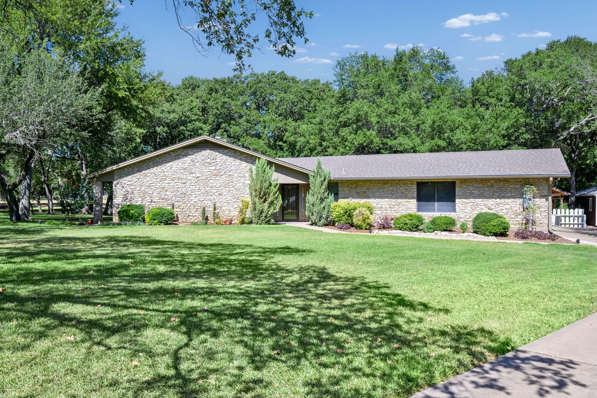 Single Family Residence For Sale in Erath County , 123 Sandra Palmer Street, Stephenville, Texas 76401, 3 Bedroom, 3 Bathroom, 2 Garage spaces, 2,636 Sqft, built in 1981, Price $610,000, mls#21360132, Real Estate Agent in Stephenville, Homes For Sale in Erath county, Homes For Sale in Stephenville, Realtor in Stephenville Texas, Real Estate Brokerage Independent Realty Texas, Luminita Cordes Realtor