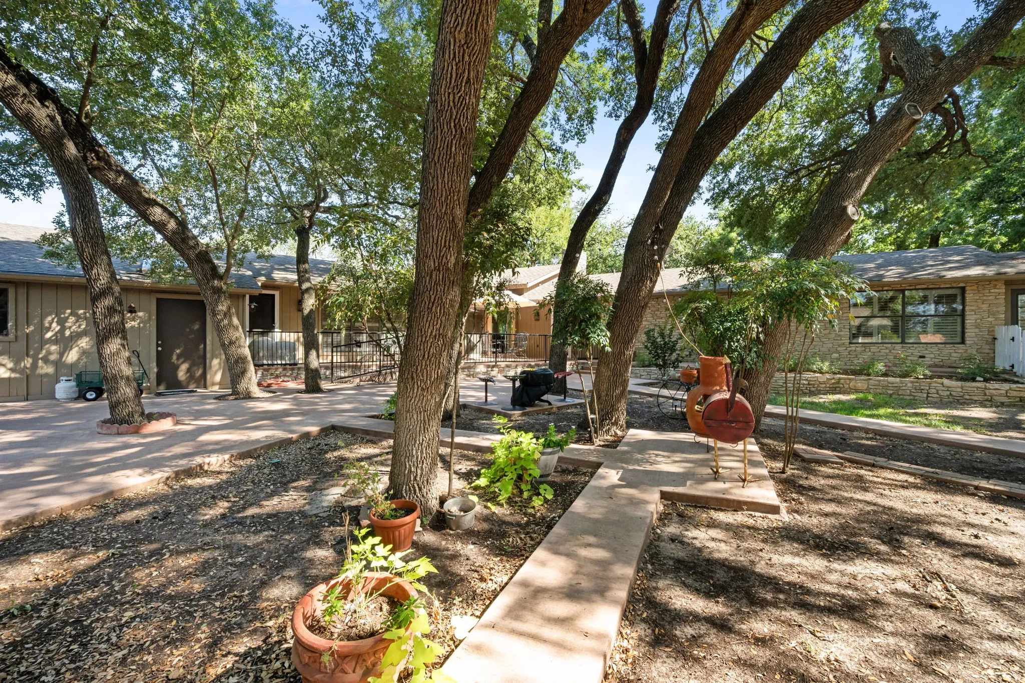 Single Family Residence For Sale in Erath County , 123 Sandra Palmer Street, Stephenville, Texas 76401, 3 Bedroom, 3 Bathroom, 2 Garage spaces, 2,636 Sqft, built in 1981, Price $610,000, mls#21360132, Real Estate Agent in Stephenville, Homes For Sale in Erath county, Homes For Sale in Stephenville, Realtor in Stephenville Texas, Real Estate Brokerage Independent Realty Texas, Luminita Cordes Realtor