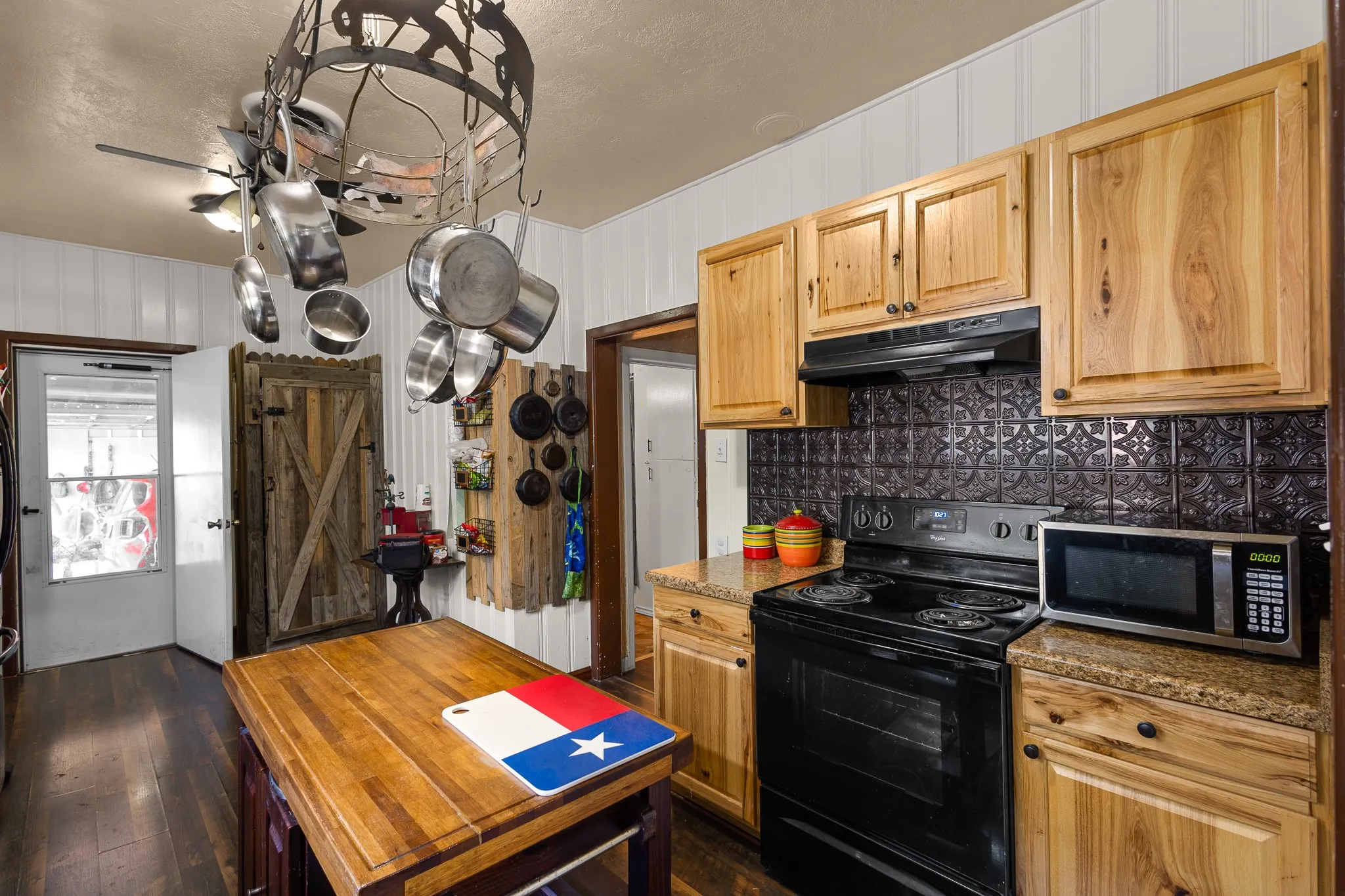 Single Family Residence For Sale in Montague County , 301 W Nelson Street, Bowie, Texas 76230, 3 Bedroom, 2 Bathroom, 2 Garage spaces, 2,070 Sqft, built in 1940, Price $199,900, mls#21360829, Real Estate Agent in Bowie, Homes For Sale in Montague county, Homes For Sale in Bowie, Realtor in Bowie Texas, Real Estate Brokerage Independent Realty Texas, Luminita Cordes Realtor