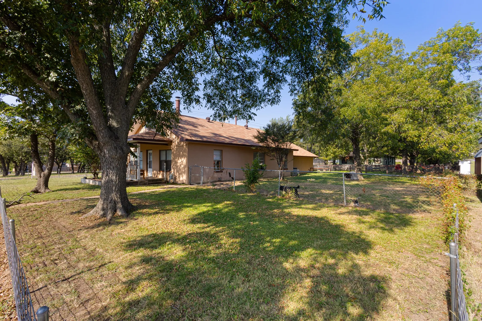 Single Family Residence For Sale in Montague County , 301 W Nelson Street, Bowie, Texas 76230, 3 Bedroom, 2 Bathroom, 2 Garage spaces, 2,070 Sqft, built in 1940, Price $199,900, mls#21360829, Real Estate Agent in Bowie, Homes For Sale in Montague county, Homes For Sale in Bowie, Realtor in Bowie Texas, Real Estate Brokerage Independent Realty Texas, Luminita Cordes Realtor