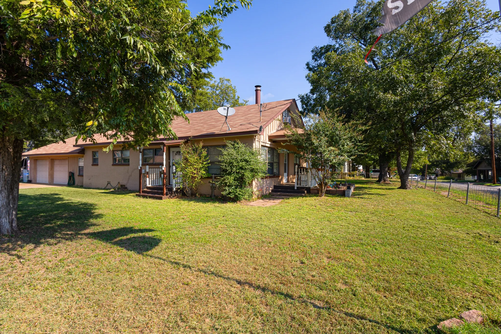 Single Family Residence For Sale in Montague County , 301 W Nelson Street, Bowie, Texas 76230, 3 Bedroom, 2 Bathroom, 2 Garage spaces, 2,070 Sqft, built in 1940, Price $199,900, mls#21360829, Real Estate Agent in Bowie, Homes For Sale in Montague county, Homes For Sale in Bowie, Realtor in Bowie Texas, Real Estate Brokerage Independent Realty Texas, Luminita Cordes Realtor